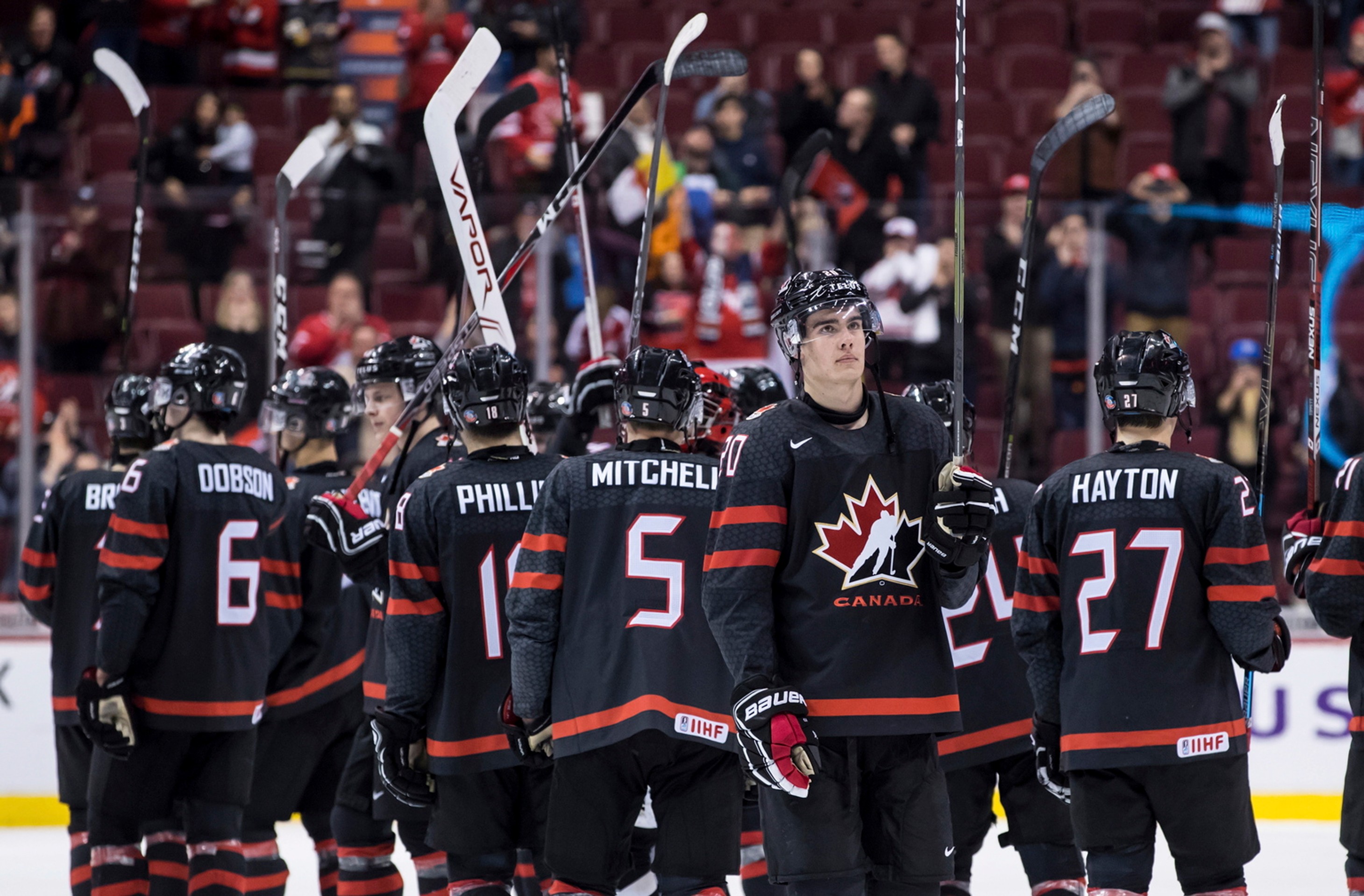 Zľava Fíni Eeli Tolvanen a Kaapo Kakko oslavujú gól vo štvrťfinále MS do 20 rokov proti Kanade.