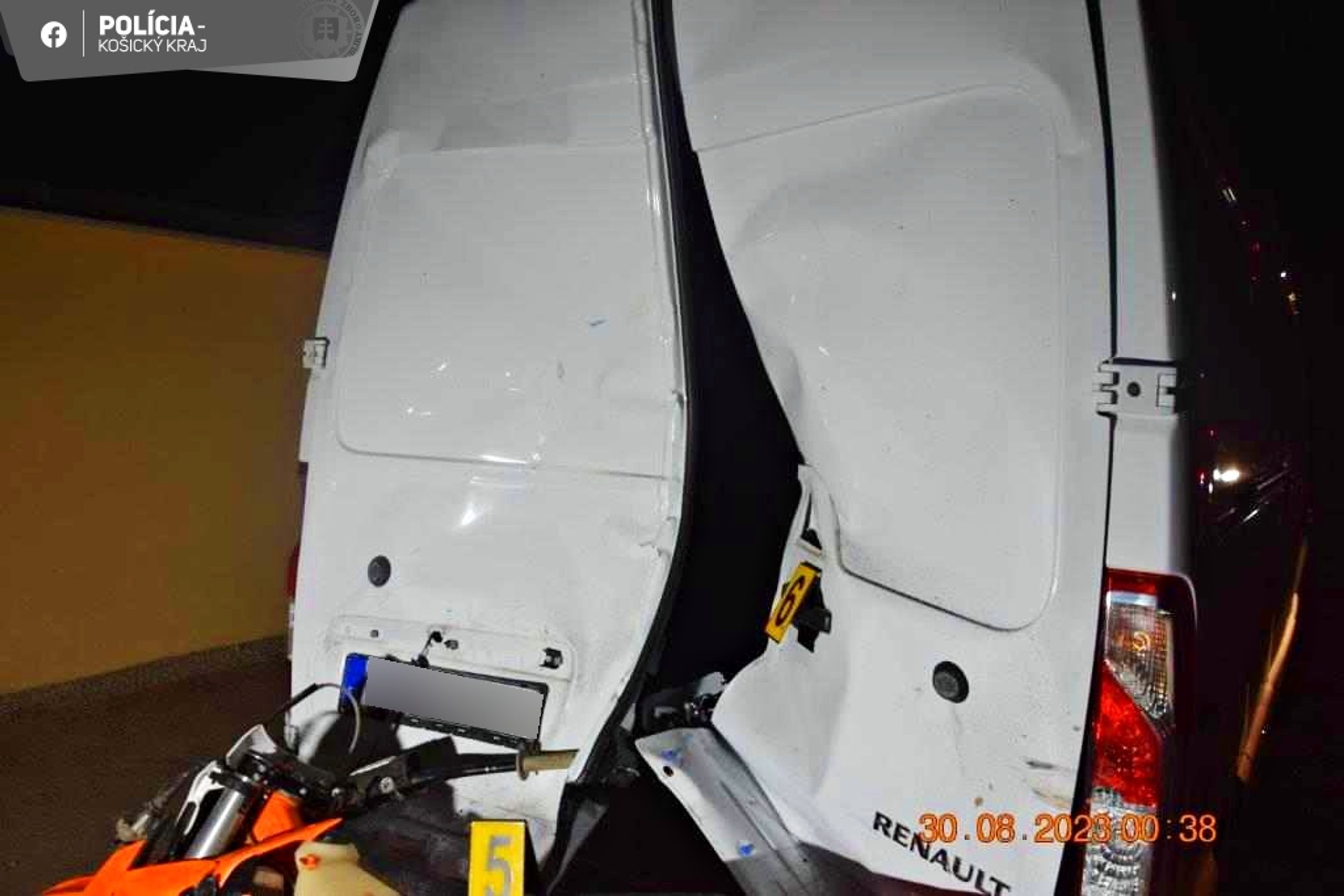 Opitý motocyklista s tehotnou spolujazdkyňou utrpeli ťažké zranenia