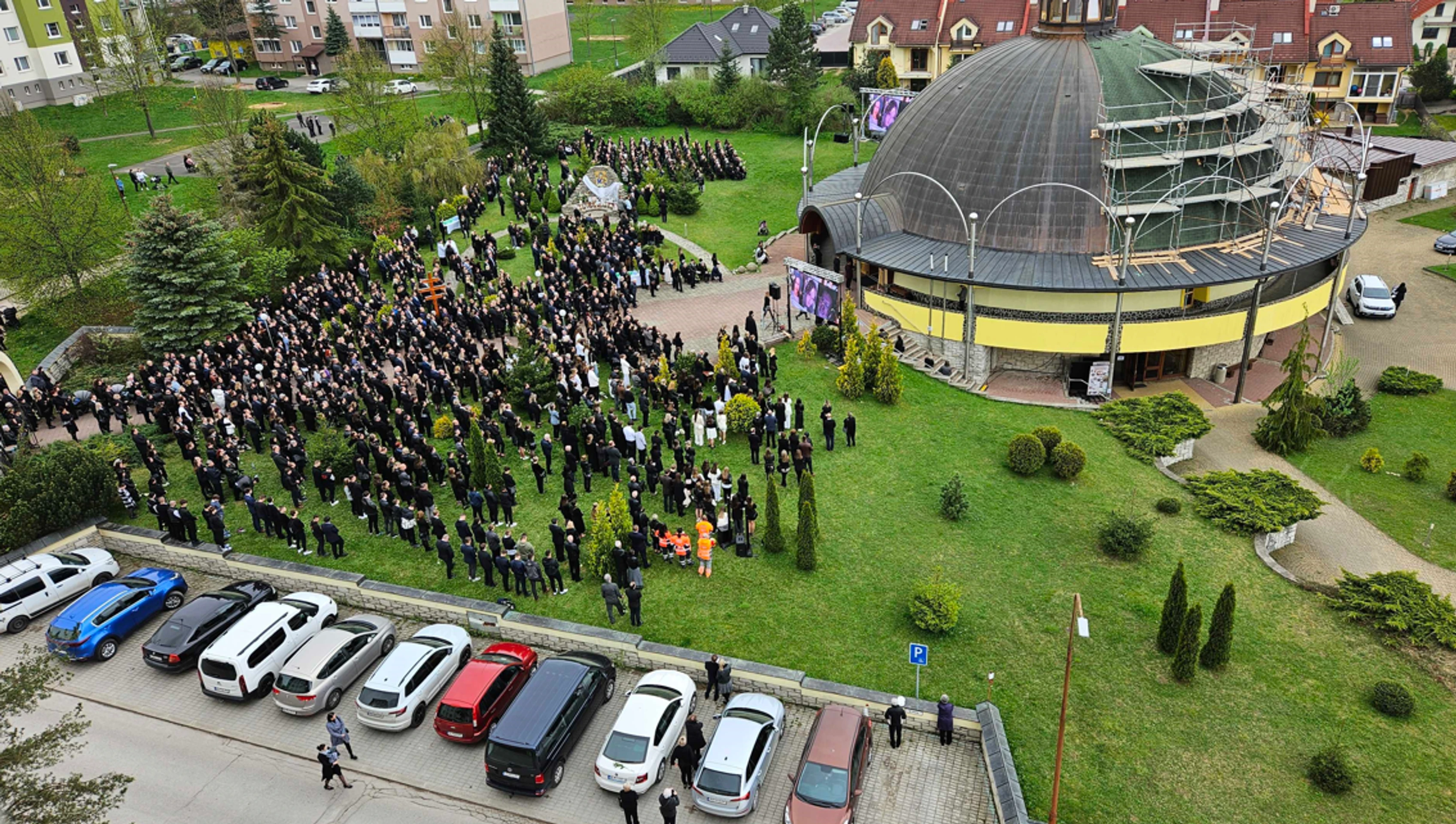 Posledná rozlúčka so zosnulými dievčatami, ktoré prišli o život pri nehode na Spiši.