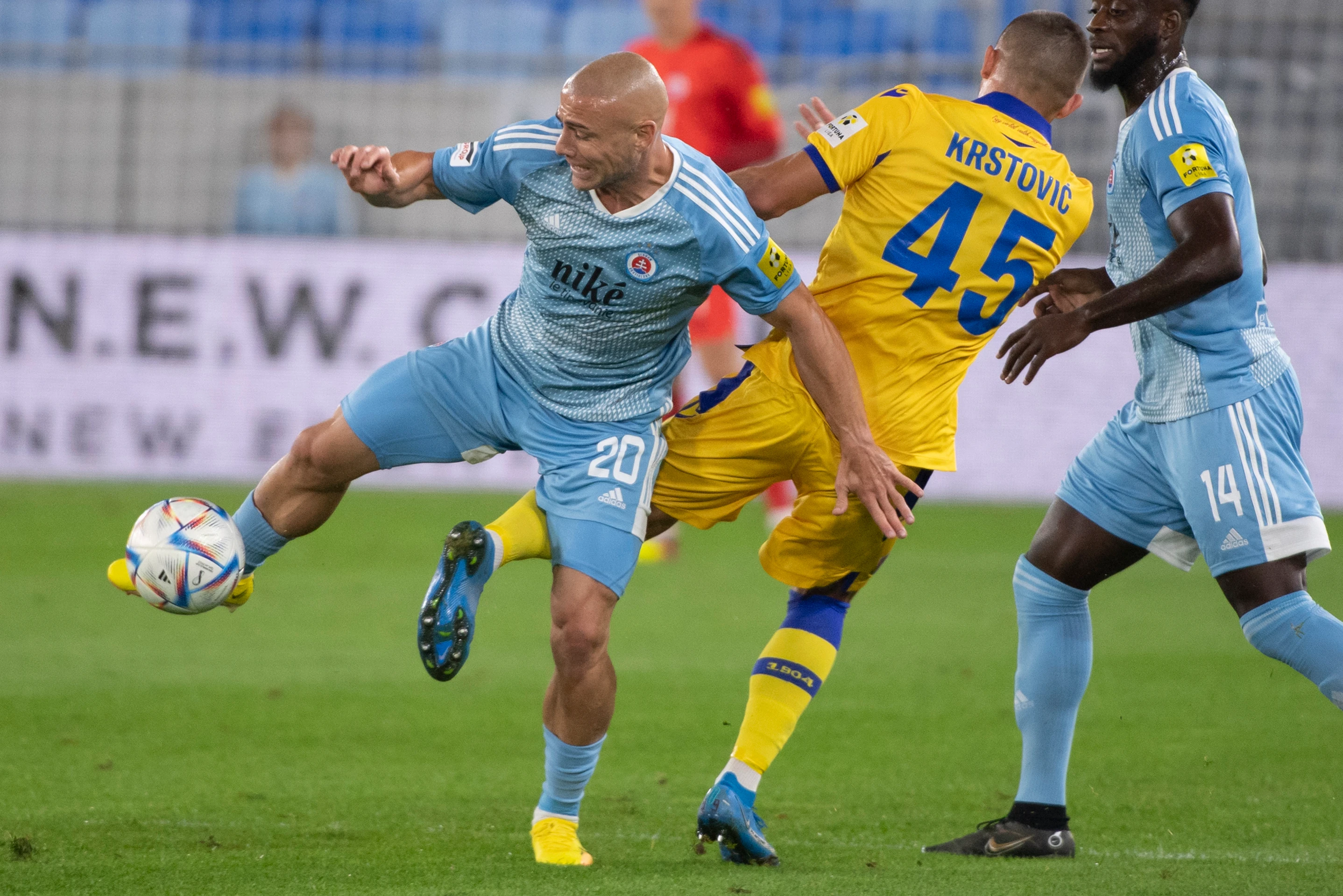 Zľava Jaba Kankava (Slovan) a Nikola Krstovič (DAC) bojujú o loptu v zápase 8. kola Fortuna ligy.