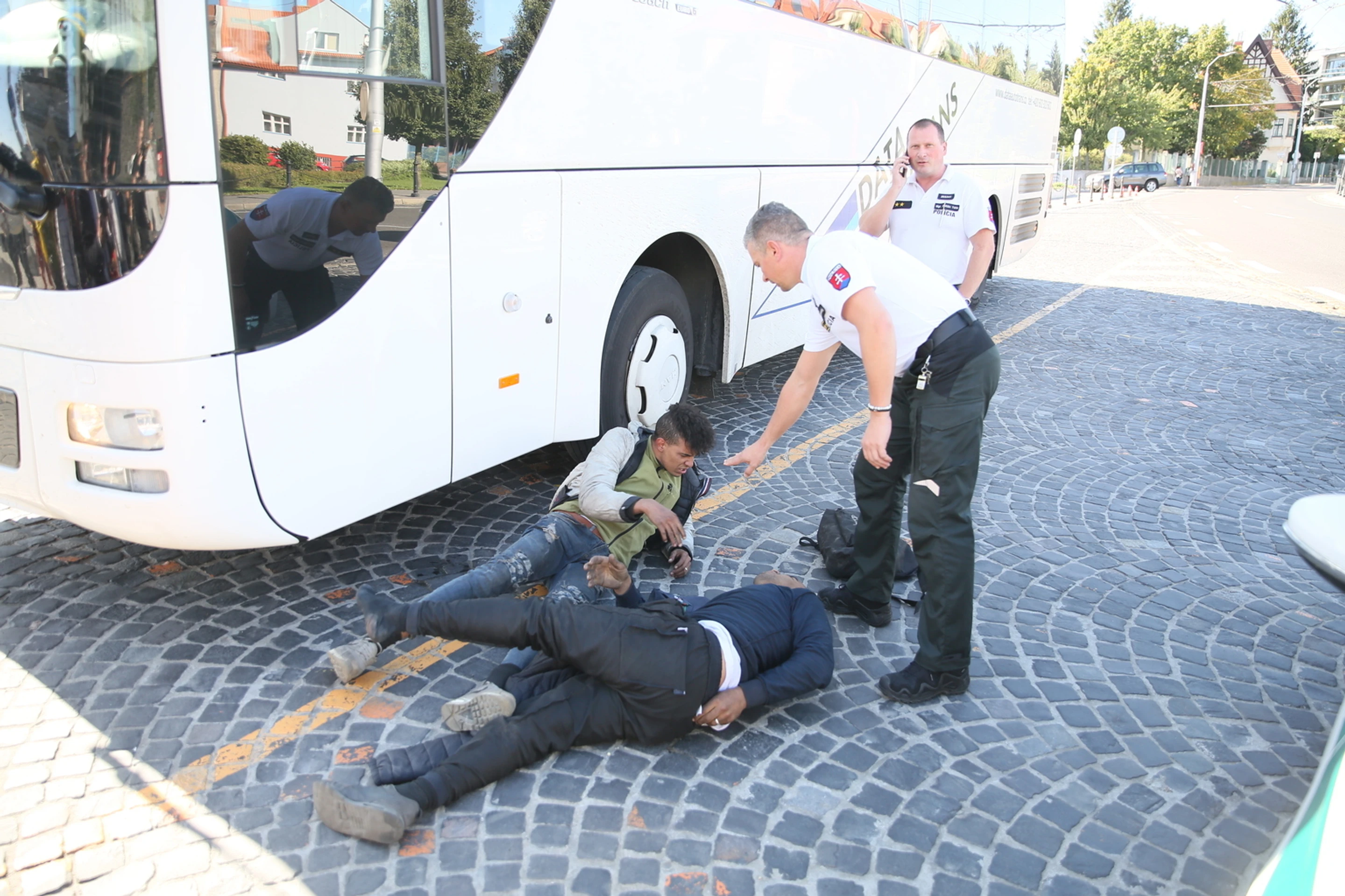 Migrant vylieza z podvozku.