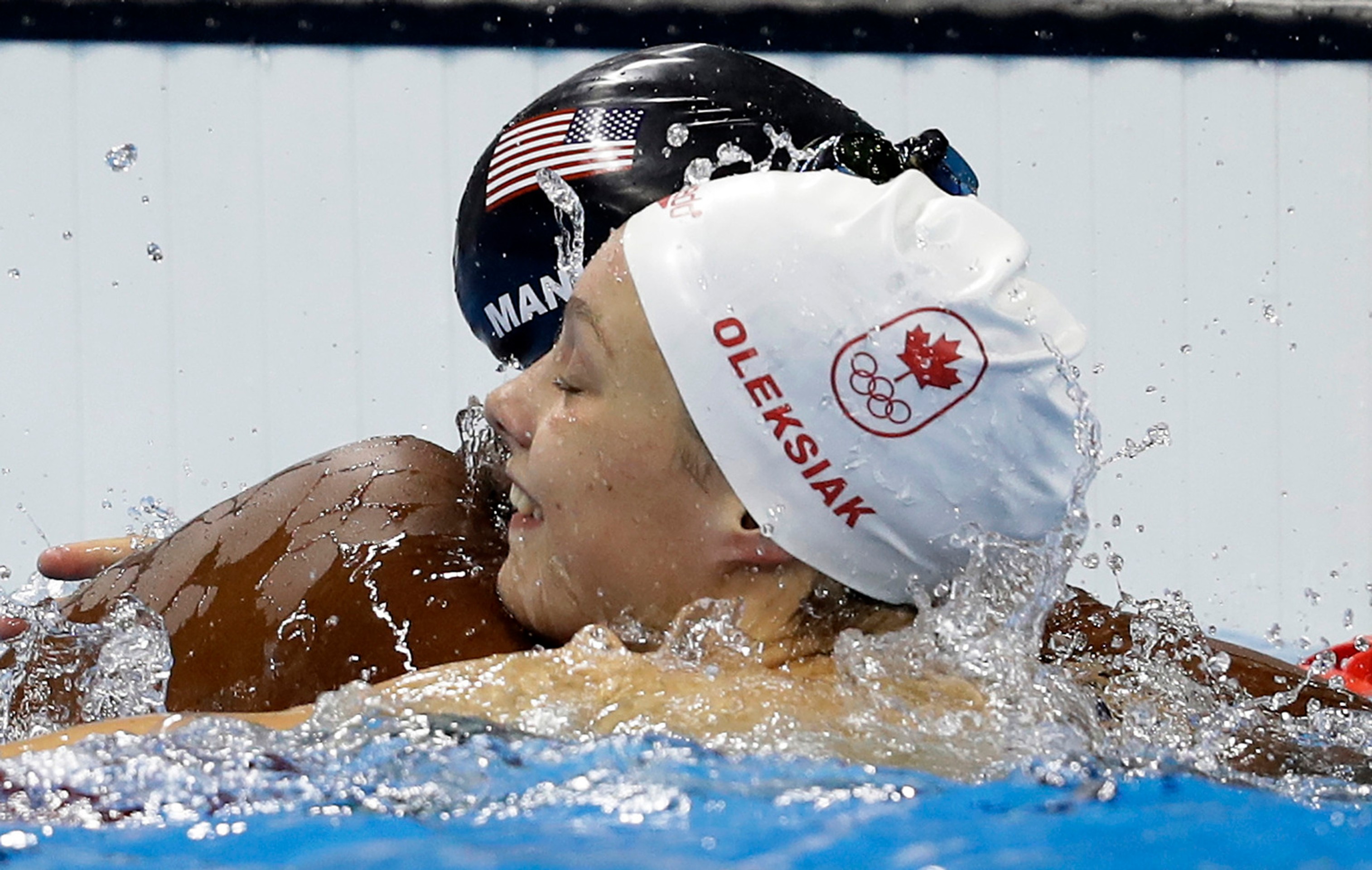 Američanka Simone Manuelová a Kanaďanka Penny Oleksiaková