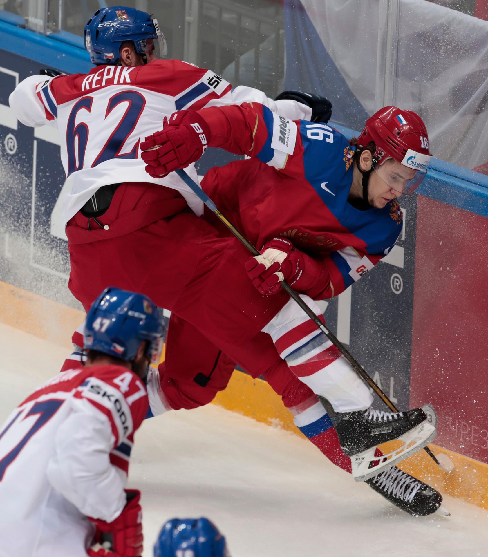 Čech Michal Řepík (v bielom) a Rus Sergej Plotnikov počas vzájomného duelu v rámci MS v Rusku.