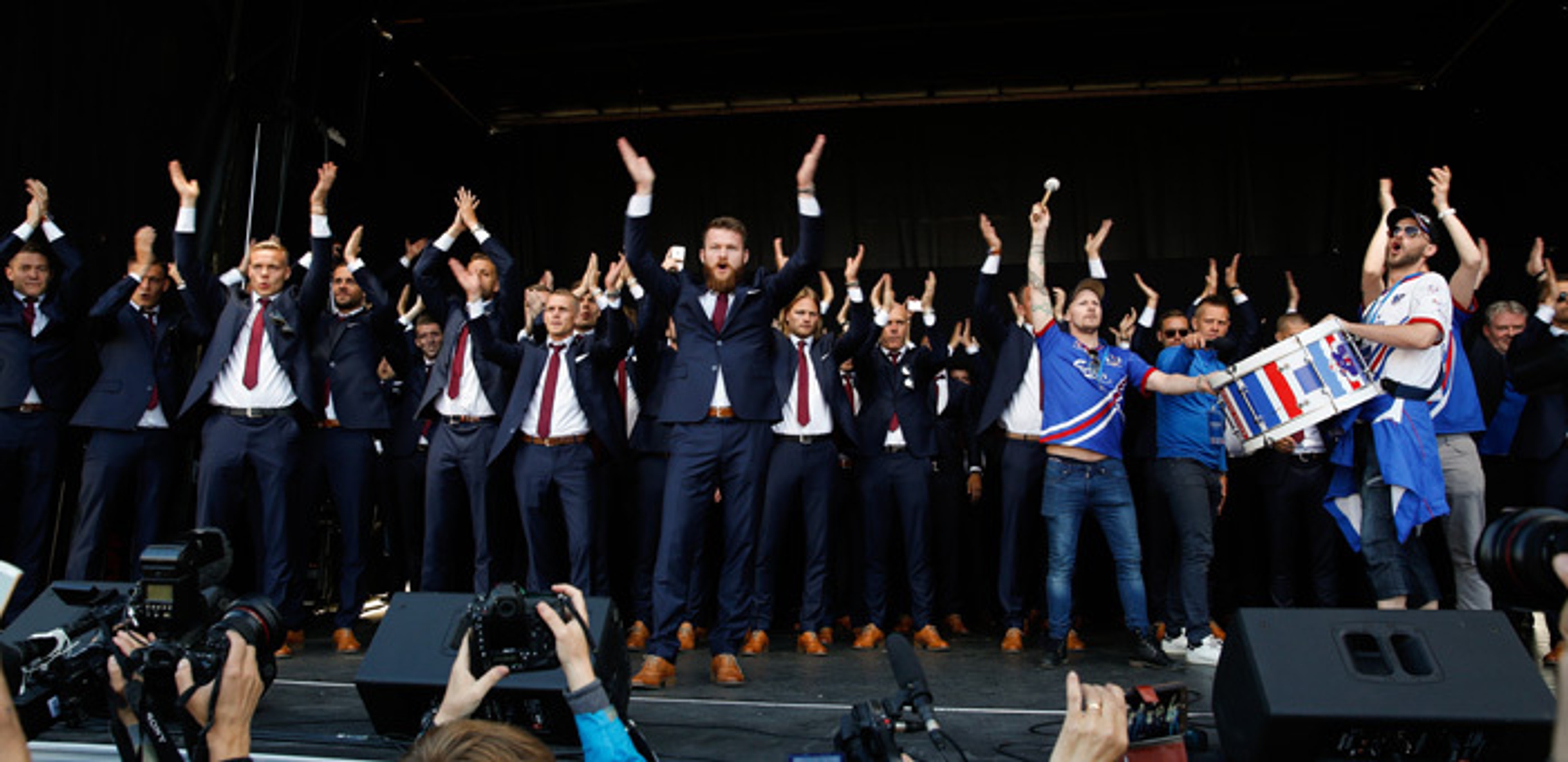 Islandskí futbalisti po príchode z majstrovstiev Európy.