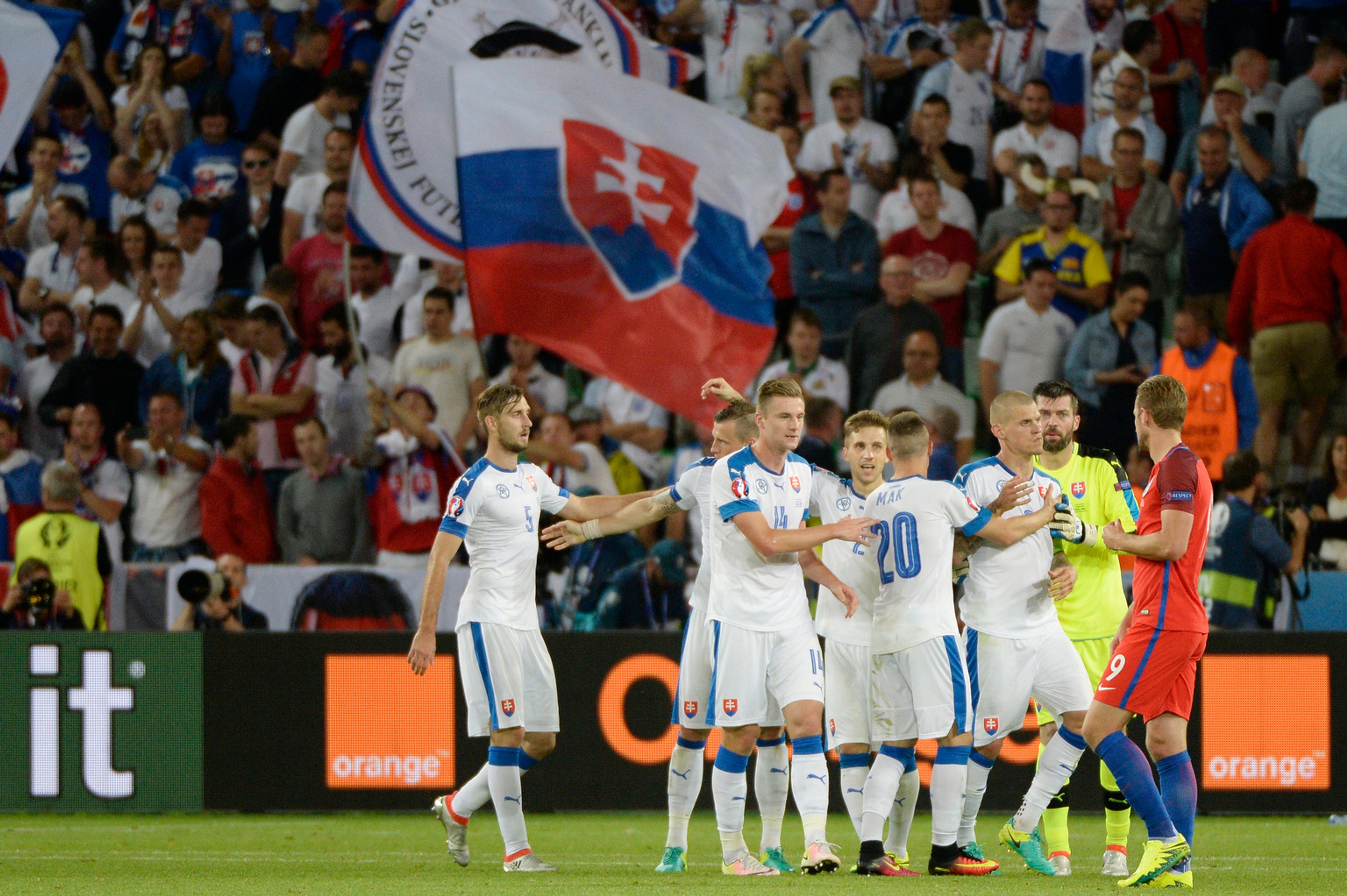 Zľava Norbert Gyömbér, Ján Ďurica, Milan Škriniar, Peter Pekarík, Róbert Mak, Martin Škrtel a Matúš Kozáčik