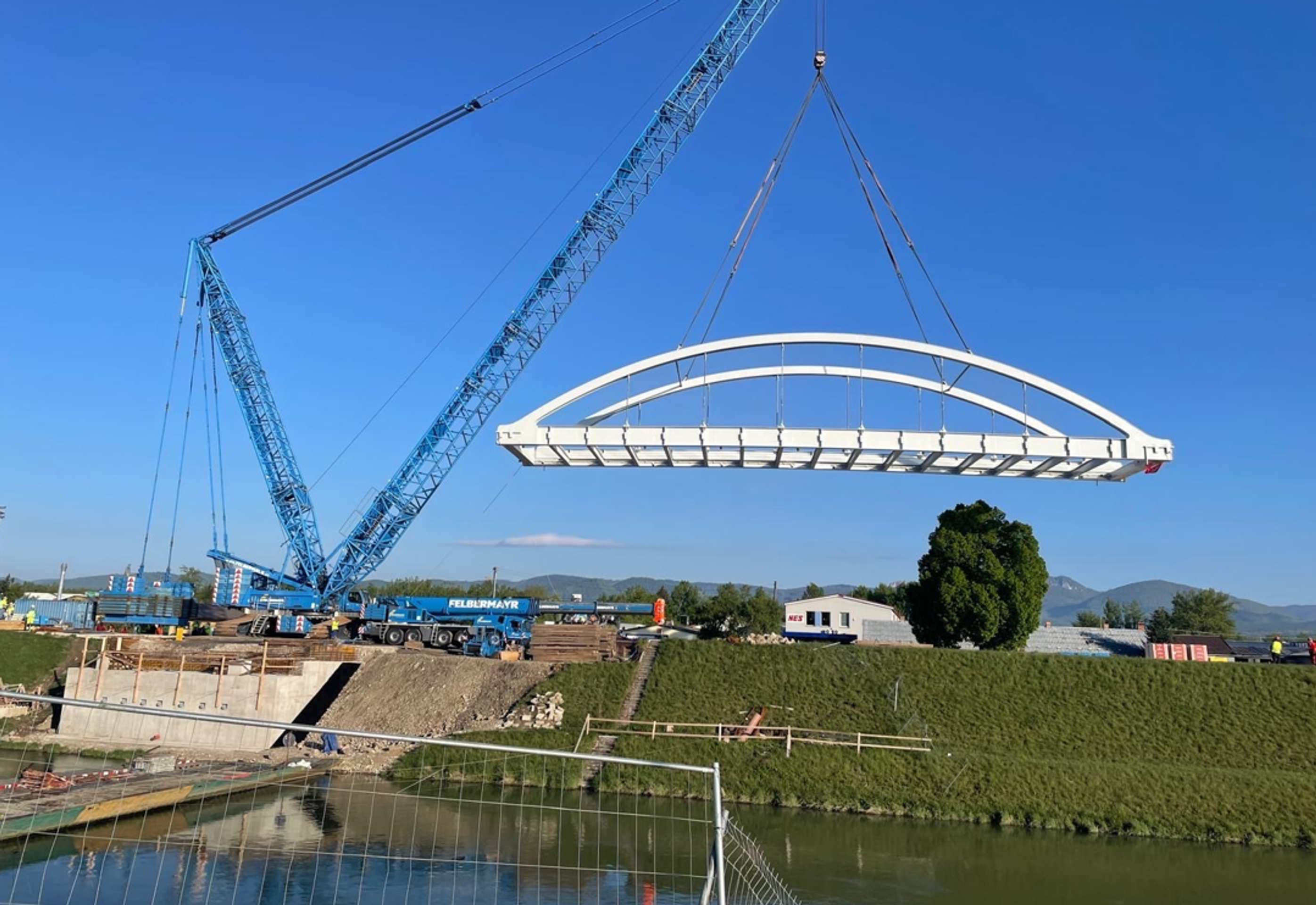 V Ilave osádzali most.