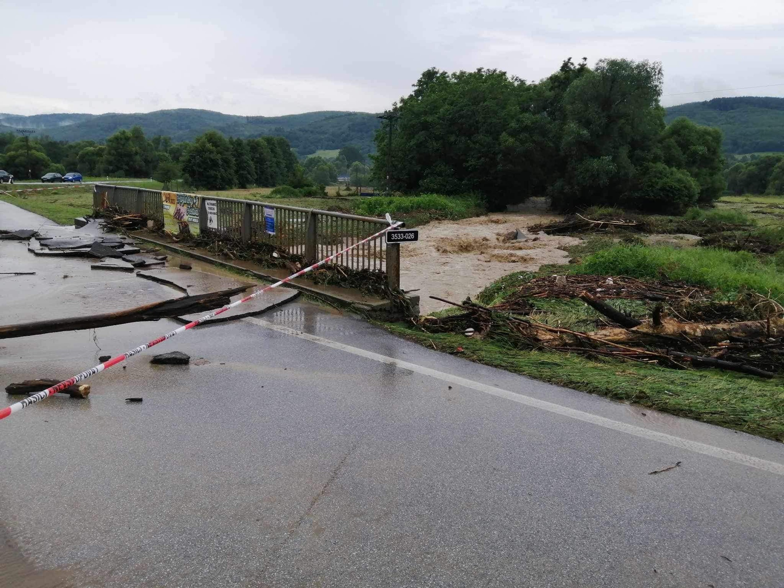 Most pri Bardejove výrazne poškodila veľká voda.