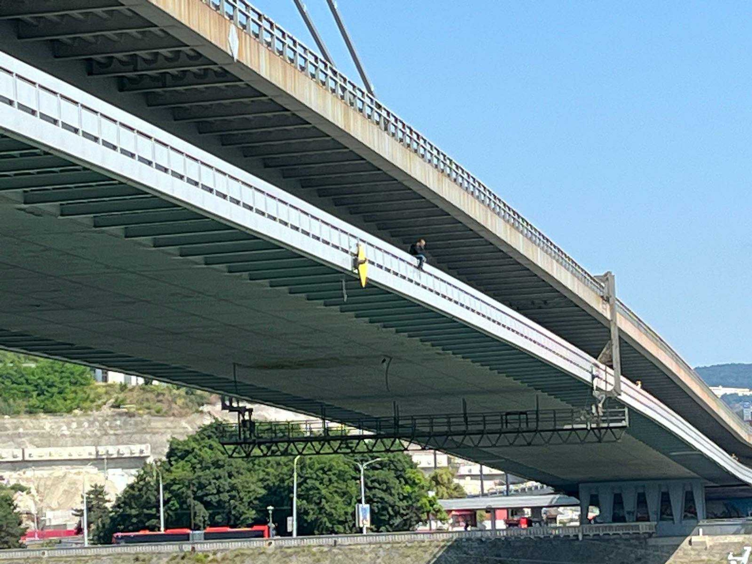 Muž na zábradlí Mosta SNP