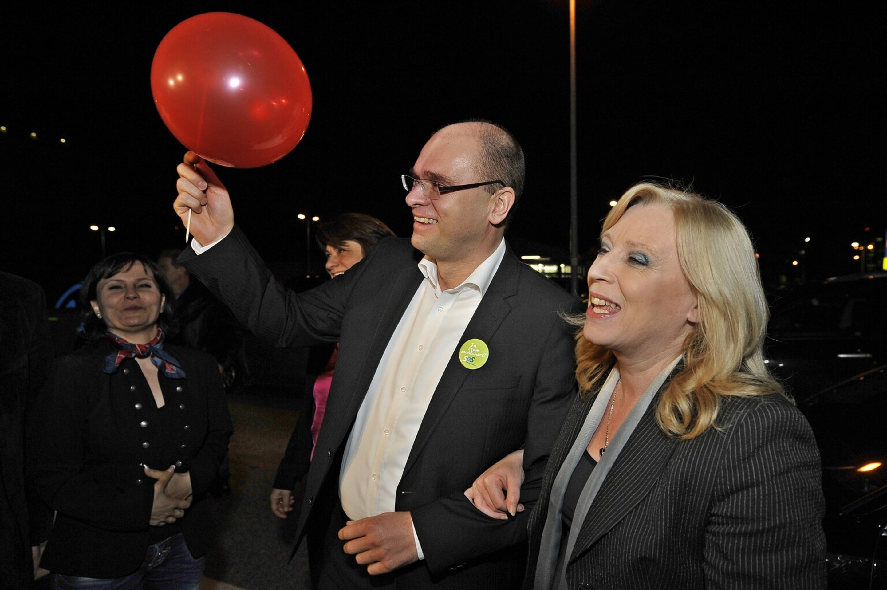 Vtedajšia predsedníčka vlády Iveta Radičová obdarovala lídra SaS Richarda Sulíka červeným balónikom 