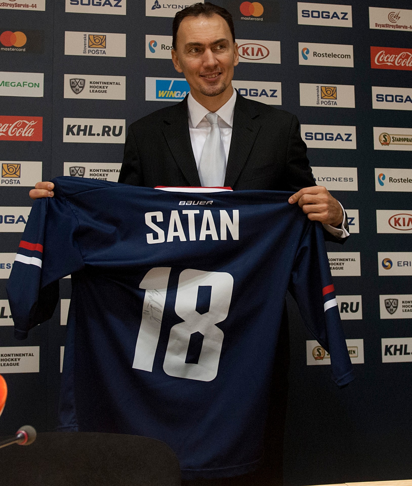 Miroslav Šatan s dresom počas jeho uvedenia do Siene slávy Slovana Bratislava.