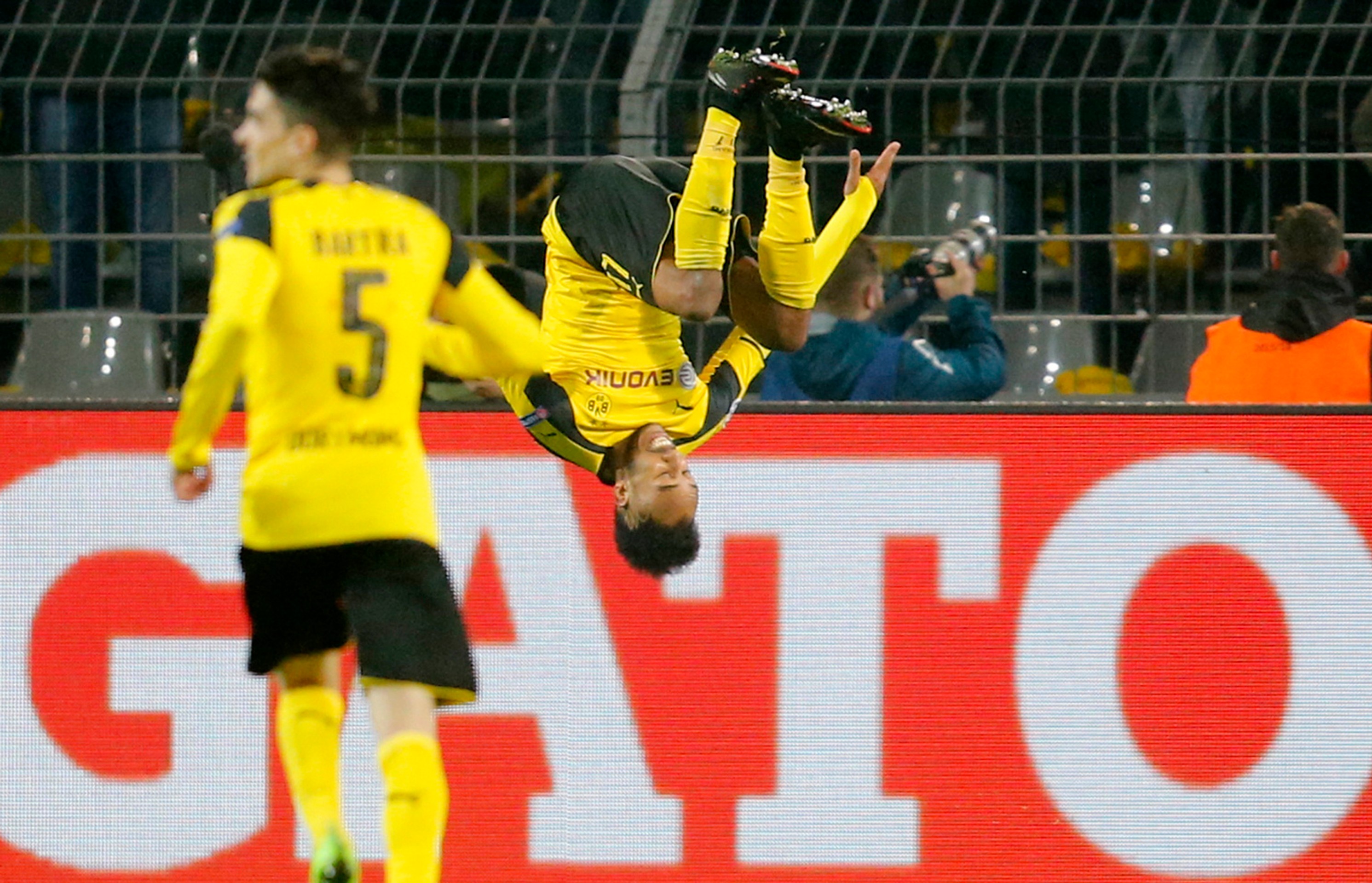 Pierre-Emerick Aubameyang z Dortmundu oslavuje hetrik v odvete osemfinále LM proti Benfice.