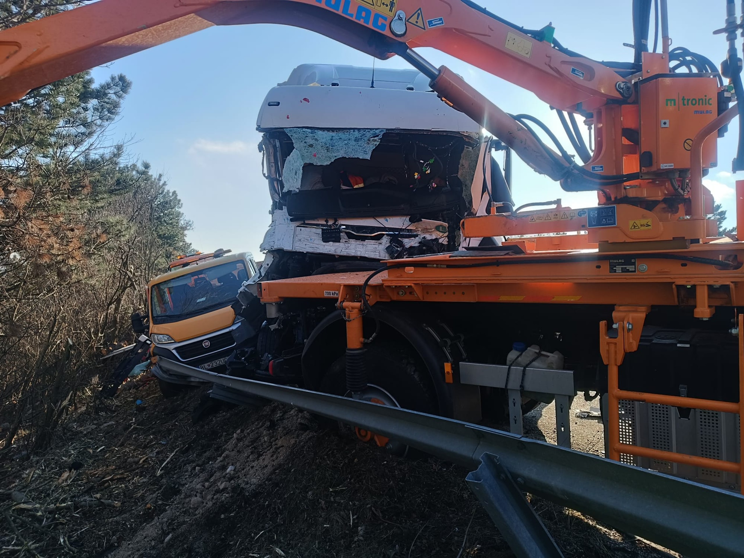 Do cestárskeho auta nabúral kamión.