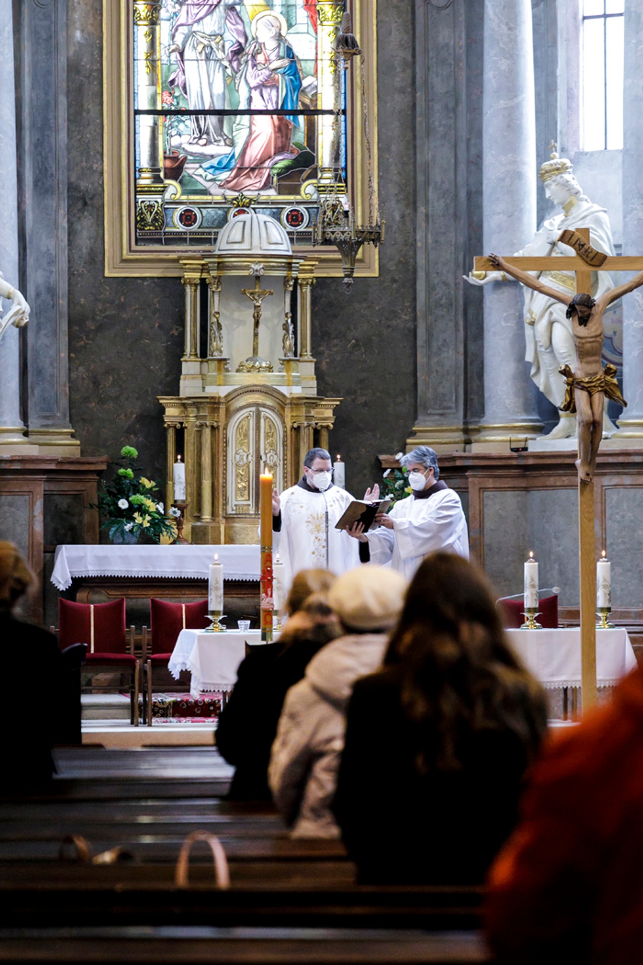 Veriaci počas svätej omše v kostole Zvestovania Pána (Františkánsky kostol) v Bratislave .