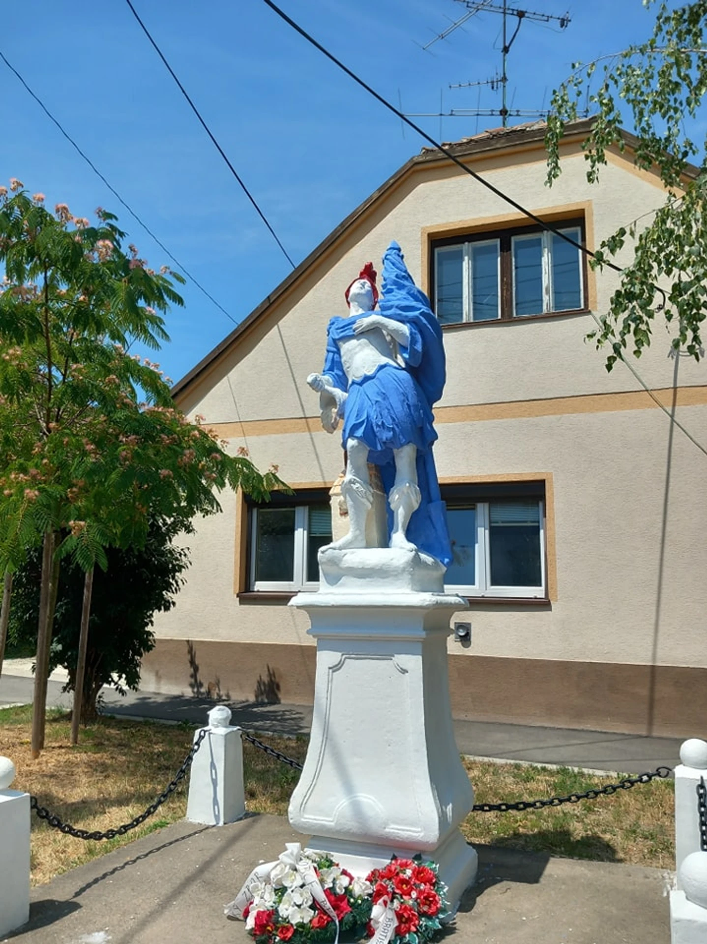 V Rači niekto svojvoľne premaľoval sochu svätého Floriána z roku 1721.