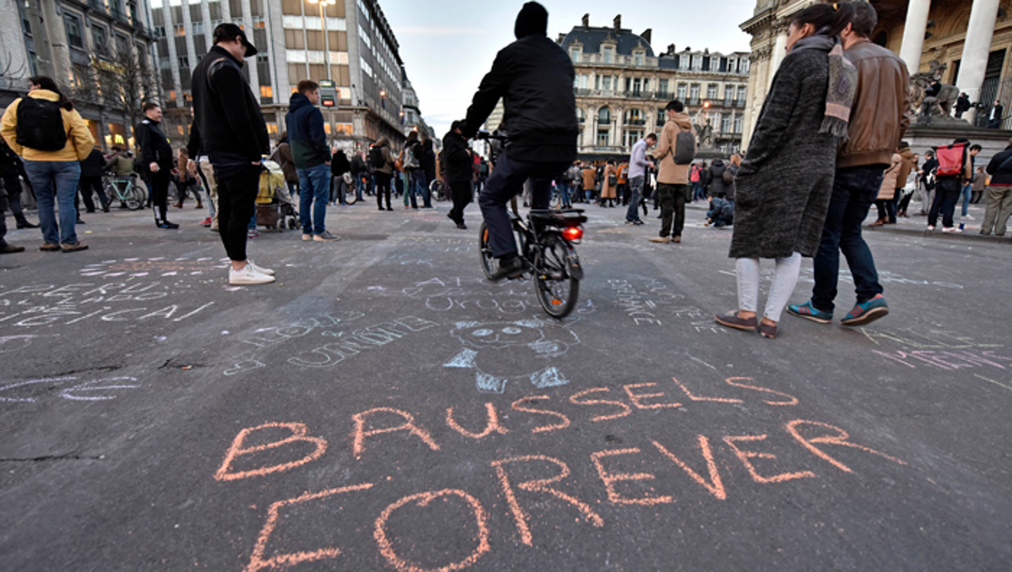 Na snímke cyklista prechádza na ceste okolo nápisu "Navždy Brusel " v centre belgickej metropoly.