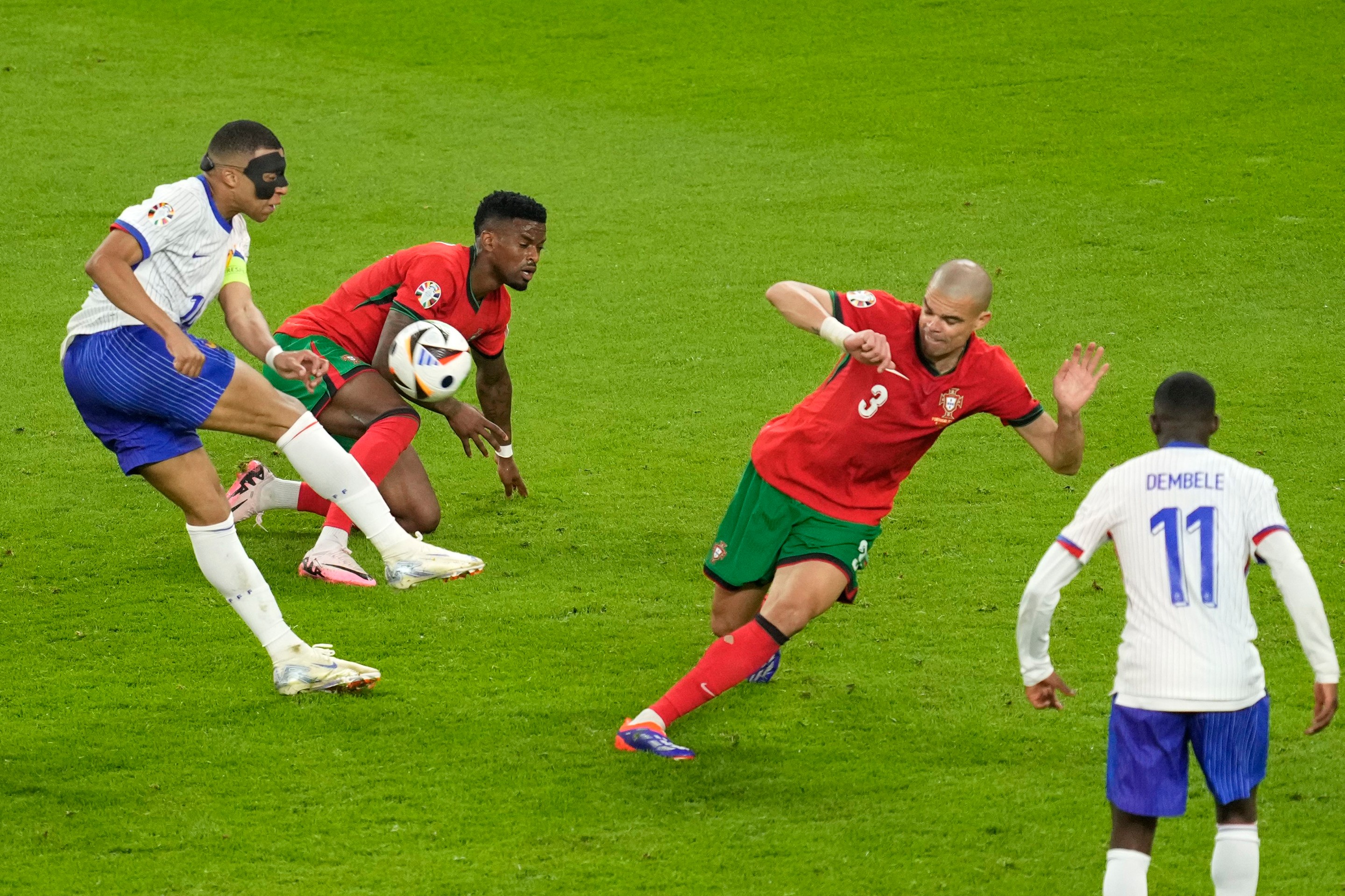 Pepe blokuje strelu Kyliana Mbappého.