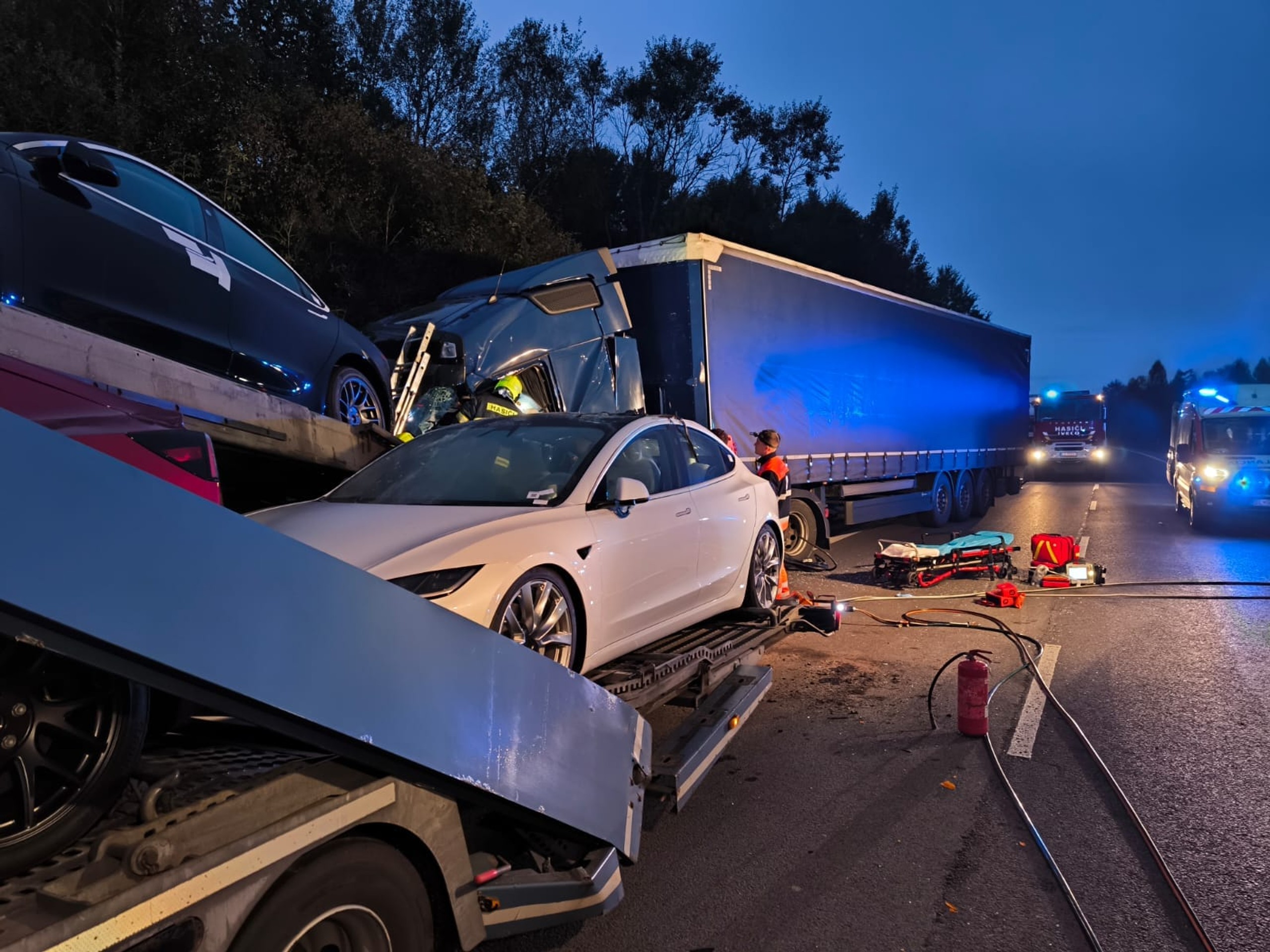 Vážna nehoda na Kysuciach, cesta je neprejazdná.