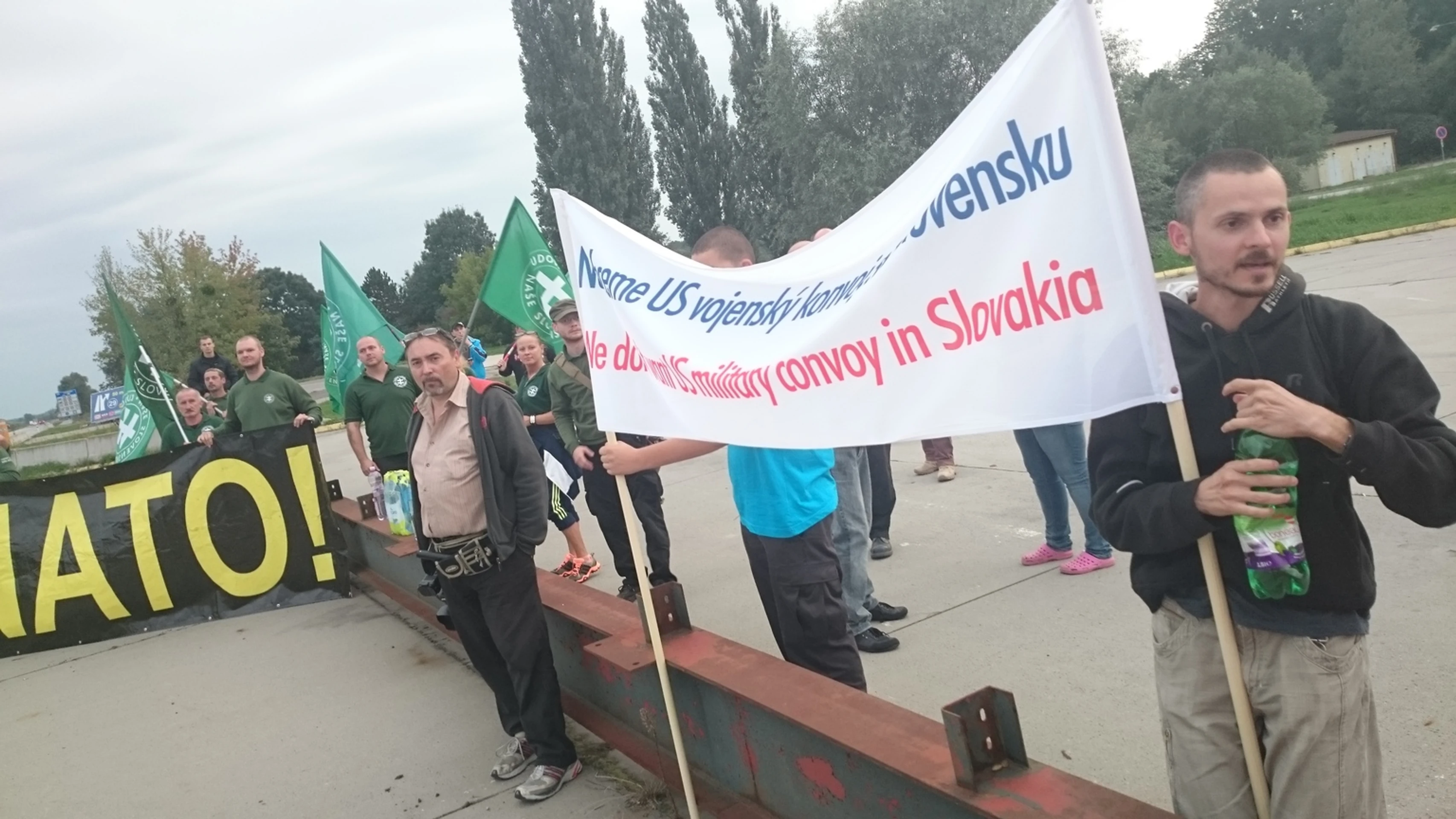 Nesúhlas s konvojom prišli na slovensko-české hranice vyjadriť aj prívrženci Ľudovej strany Naše Slovensko.