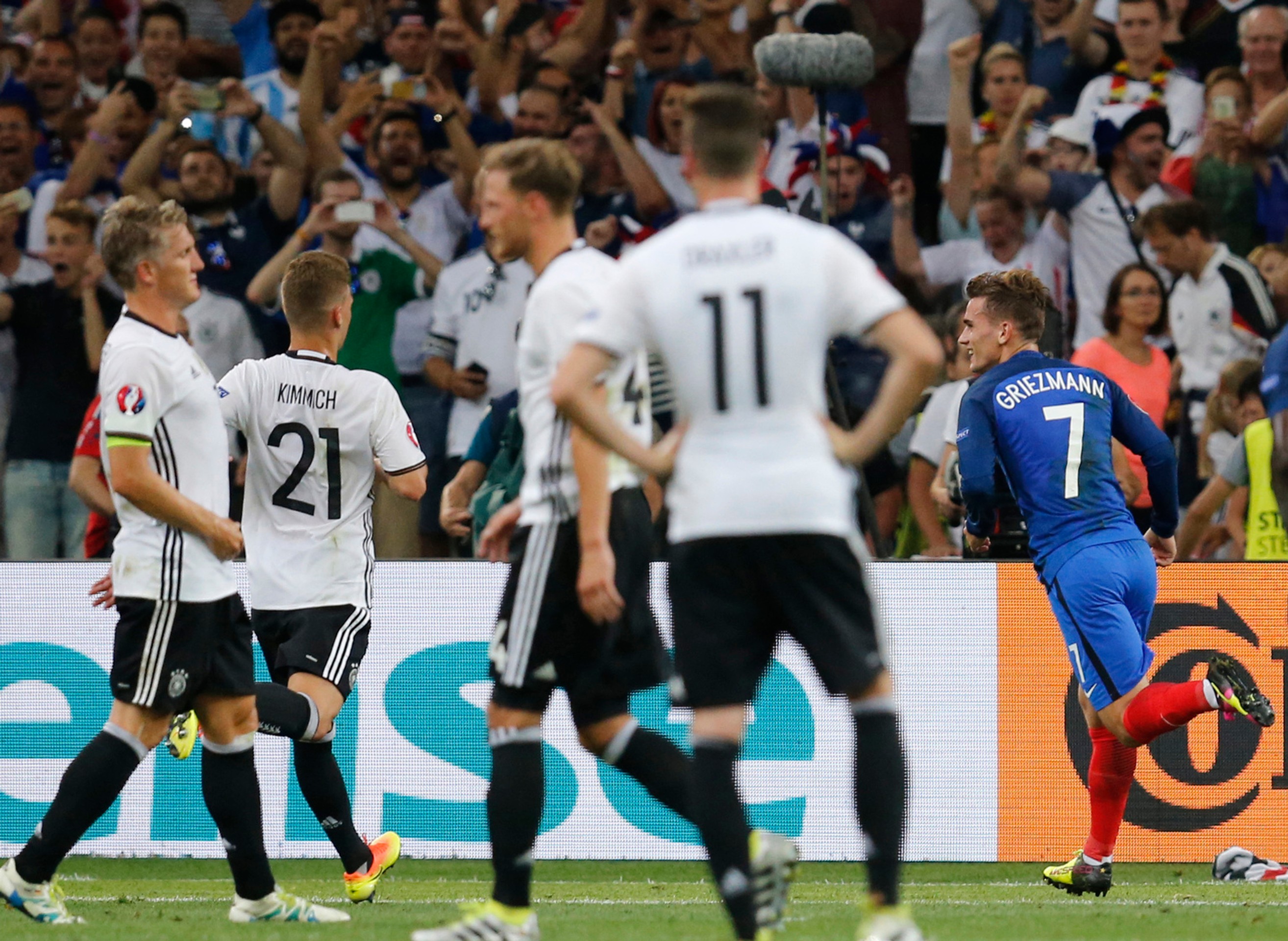 Hráč Francúzska Antoine Griezmann oslavuje svoj gól z pokutového kopu v zápase semifinále ME vo futbale Nemecko - Francúzsko.