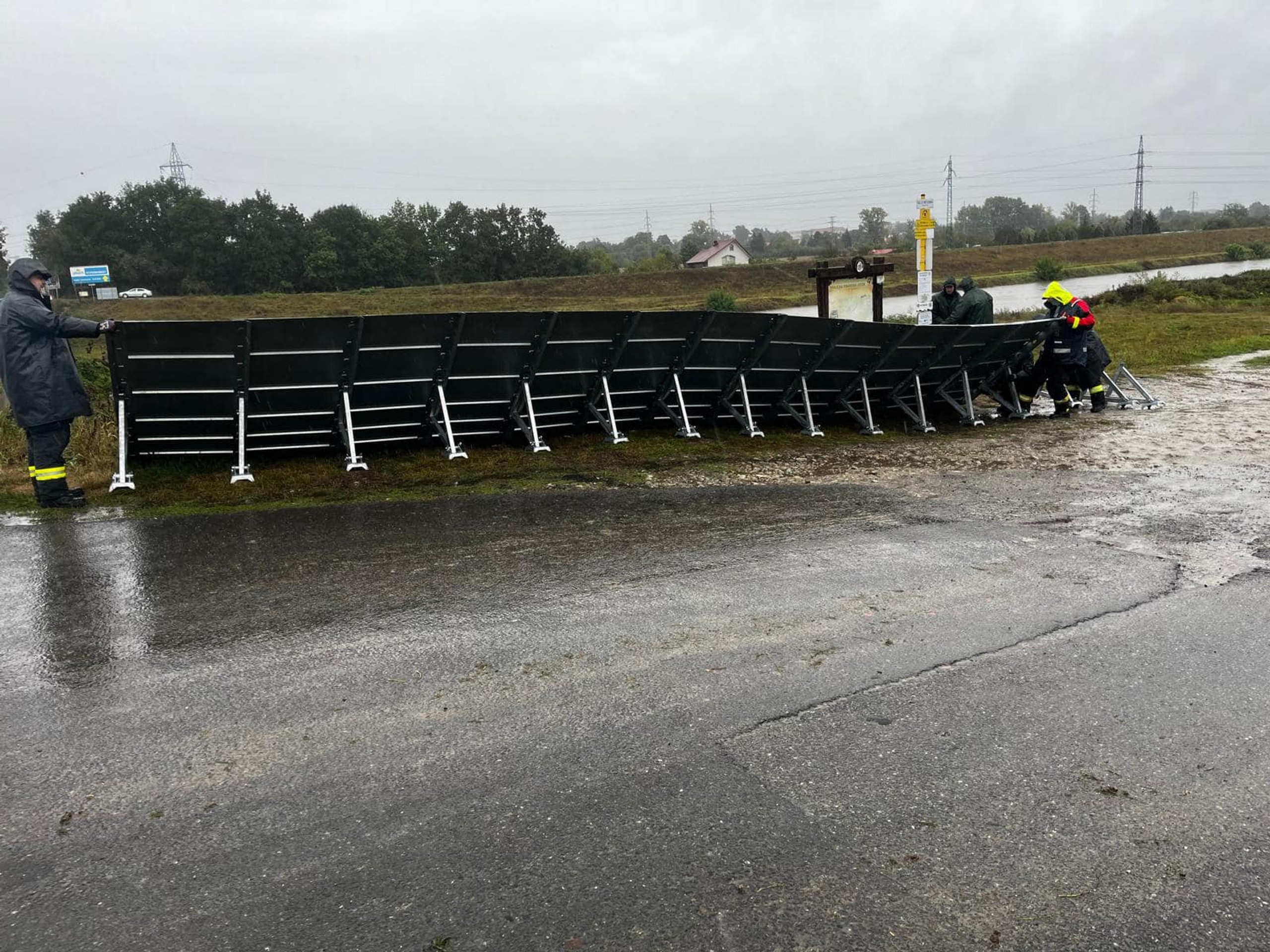 V obci Malé Leváre pripravujú zátarasy.