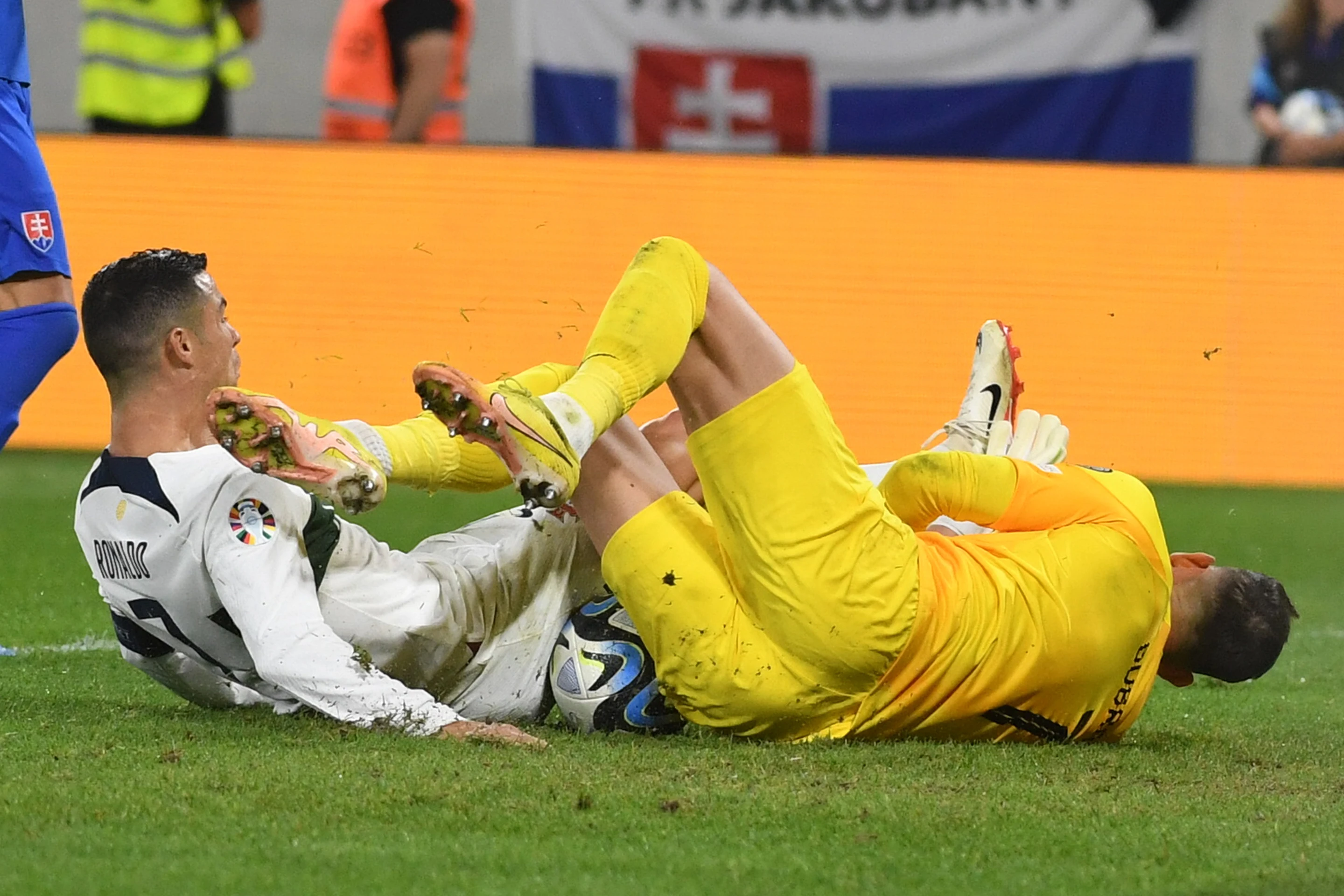 Na snímke sprava brankár Slovenska Martin Dúbravka a hráč Portugalska Cristiano Ronaldo.