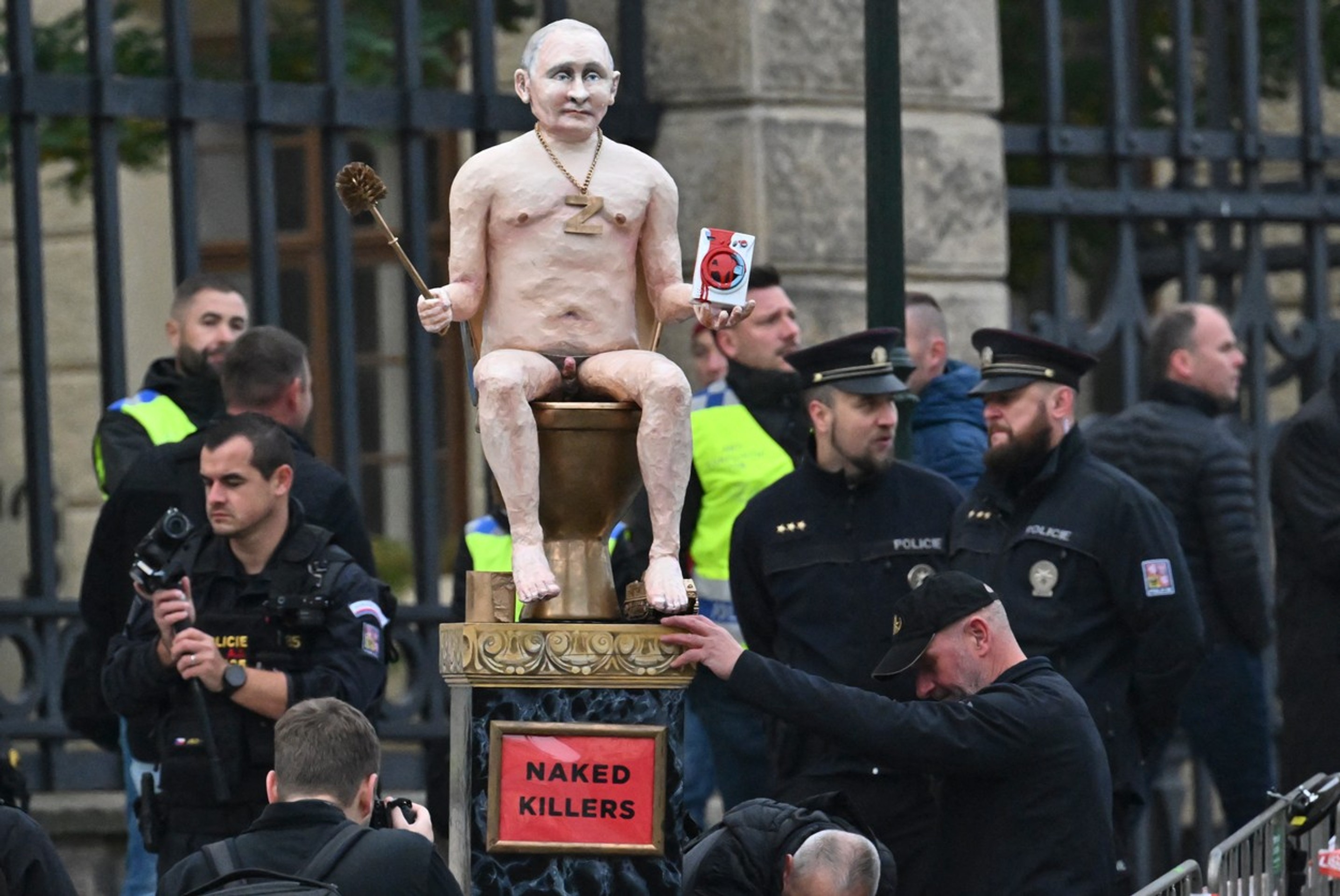 Karikatúra Vladimira Putina na Hradčanskom námestí v Prahe.