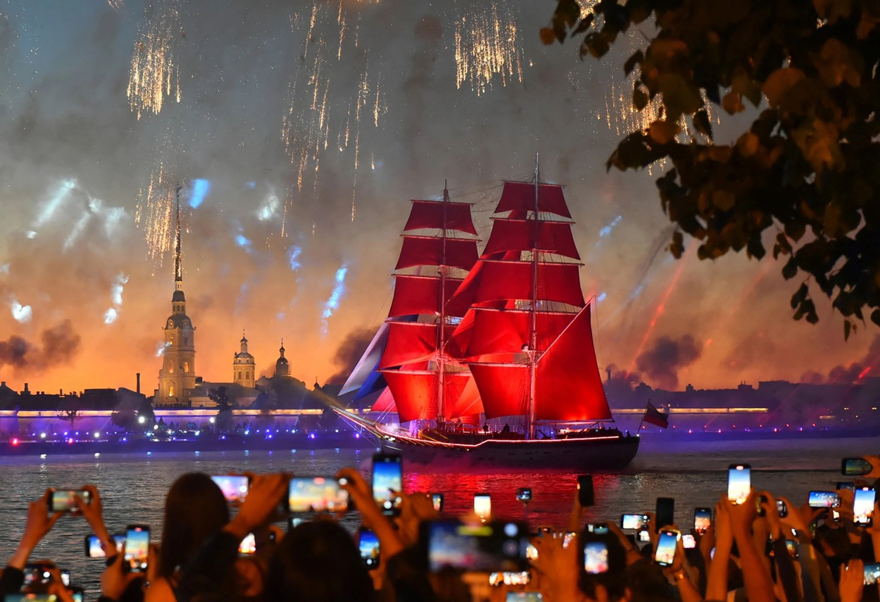 Ohňostrojom vysvietená historická plachetnica na rieke Neve v Petrohrade počas slávnosti Šarlátové plachty.