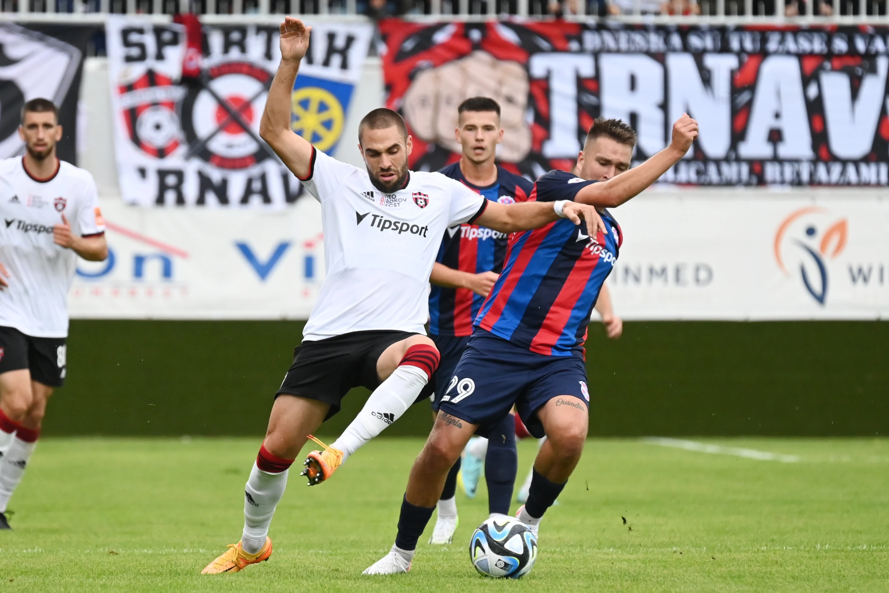 Vľavo hráč Trnavy Filip Bainovič a hráč ViOnu Adam Brenkus počas zápasu 2. kola Niké ligy.