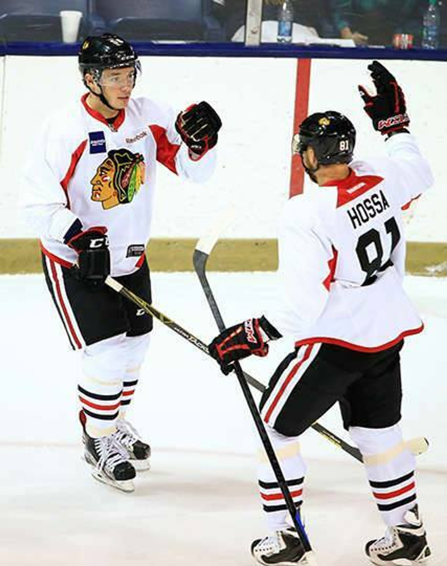 Radosť po góle Marka Daňa Mariána Hossu v kempe Chicago Blackhawks.