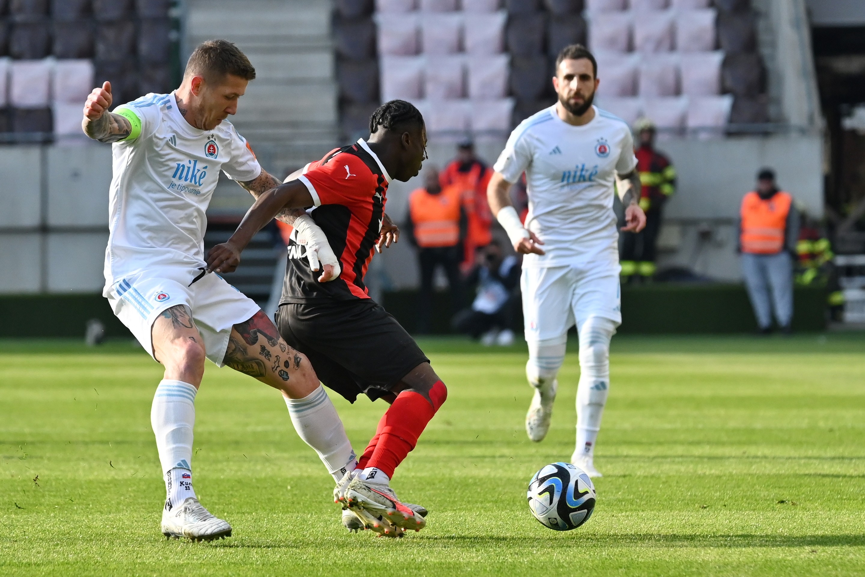 Vpravo hráč Spartaka Kelvin Ofori a kapitán Slovana Juraj Kucka v 6. kole nadstavbovej časti Niké ligy skupiny o titul.