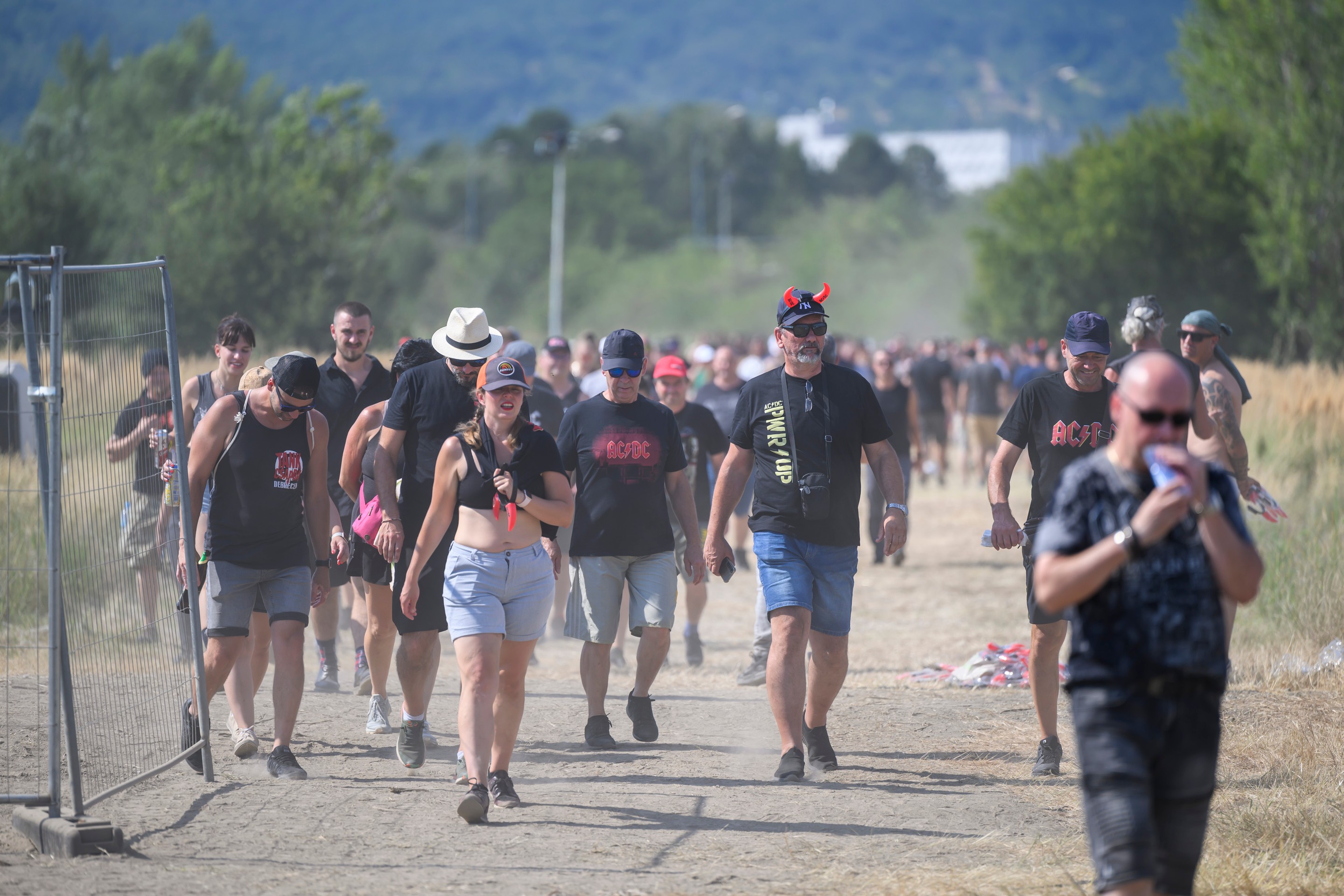 Fanúšikovia počas príchodu na koncert AC/DC.