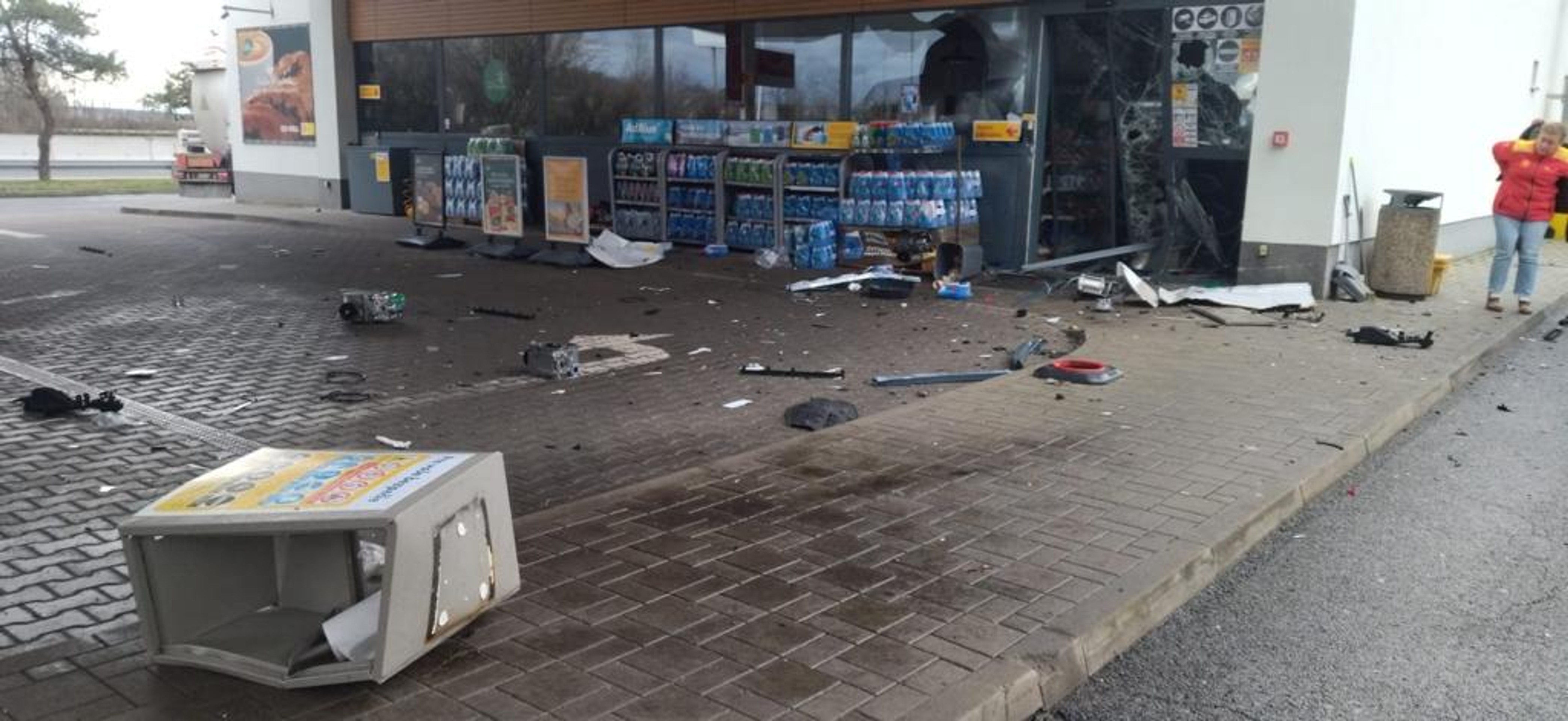 Na D1 vodič zdemoloval jeden zo stojanov na čerpacej stanici