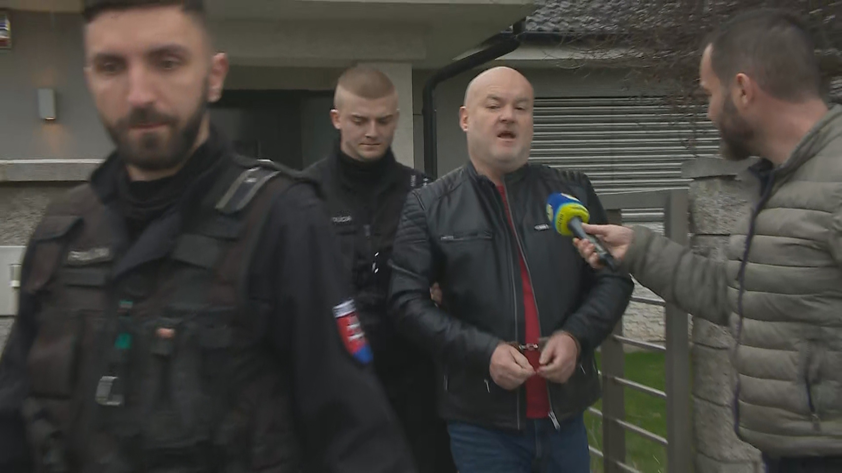 Bystríka Stanka odvádzajú v putách.