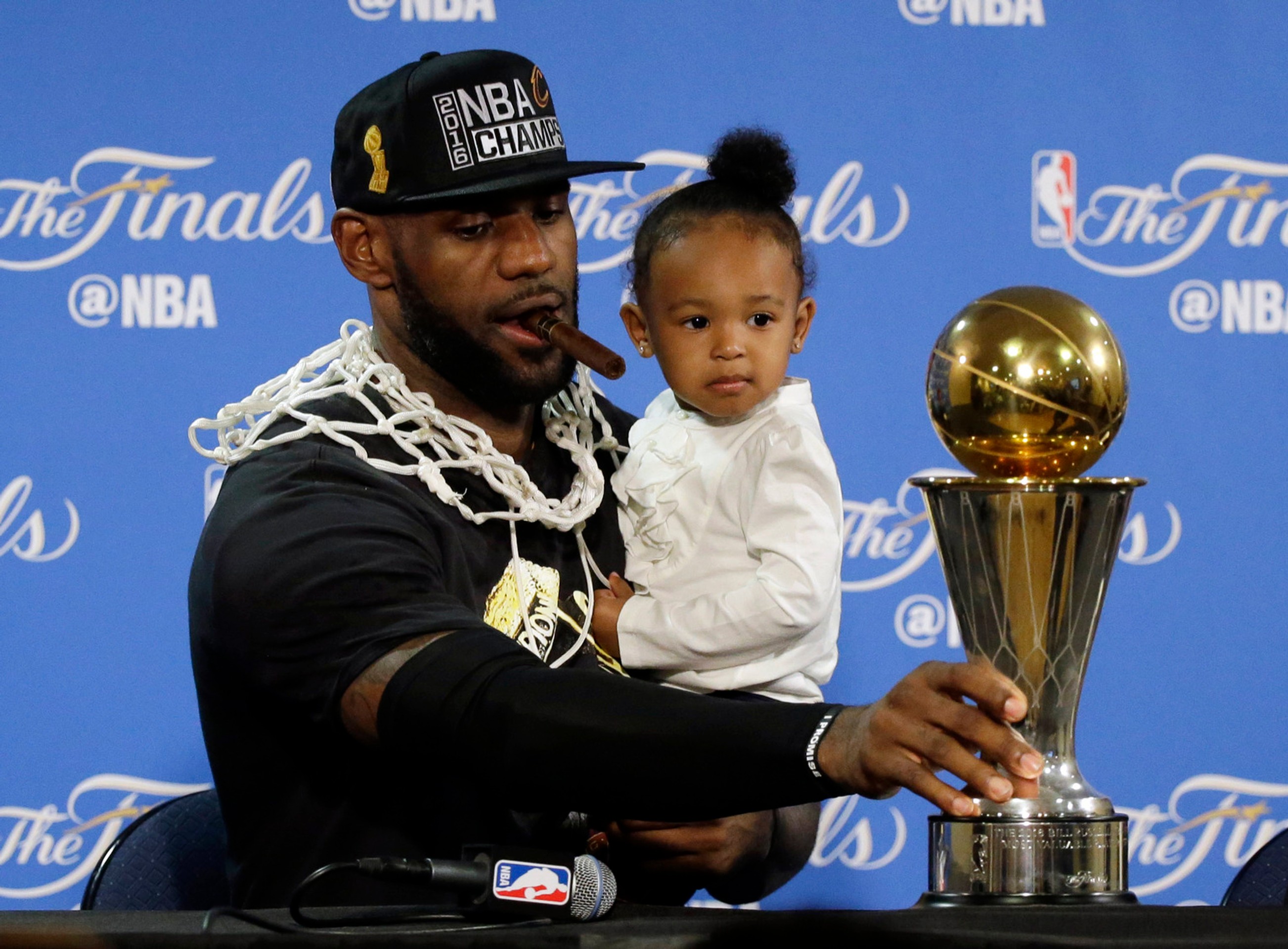 LeBron James s víťaznou cigarou, dcérkou a trofejov pre najužitočnejšieho hráča finále NBA.