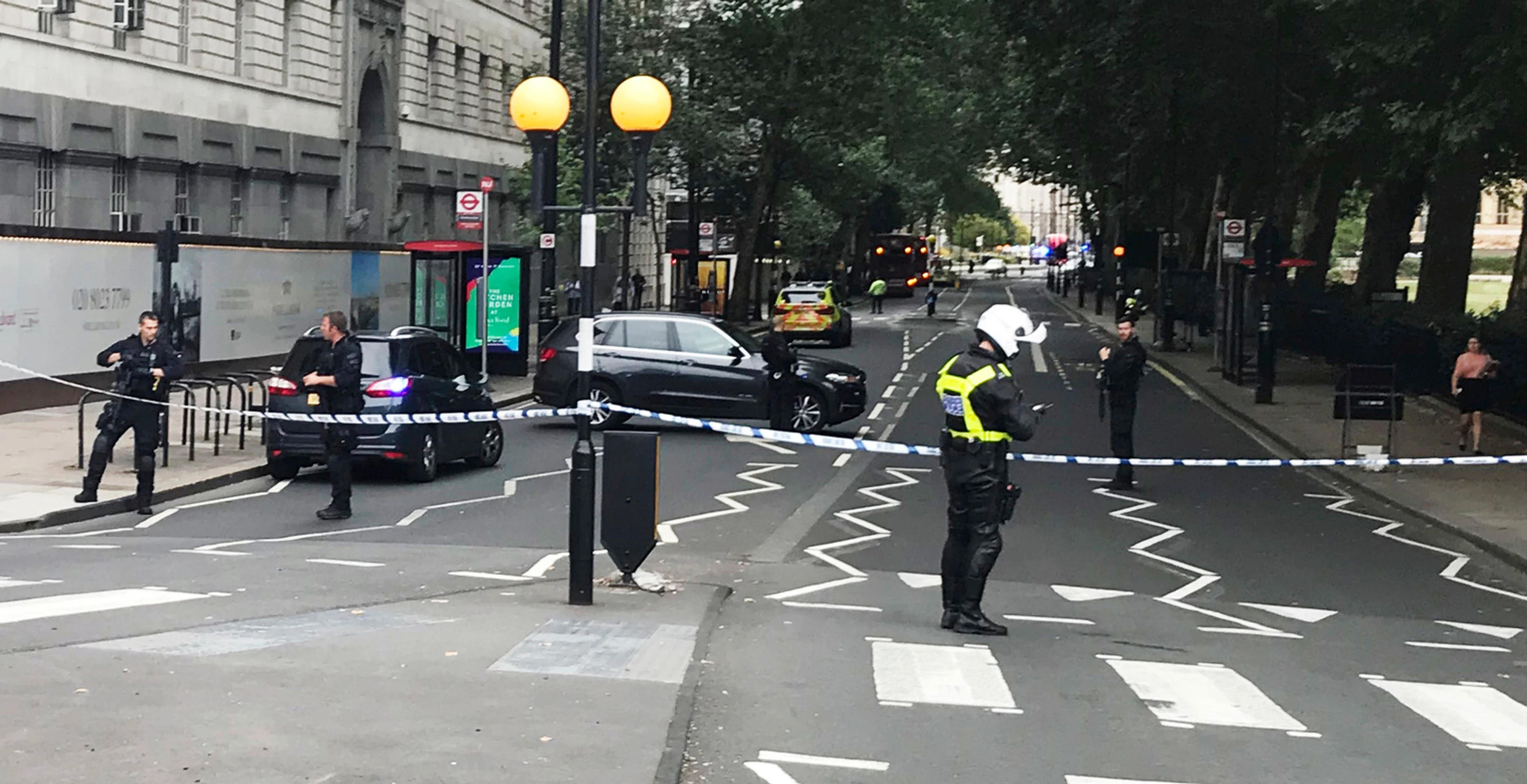 Polícia hliadkuje neďaleko britského parlamentu..jpg