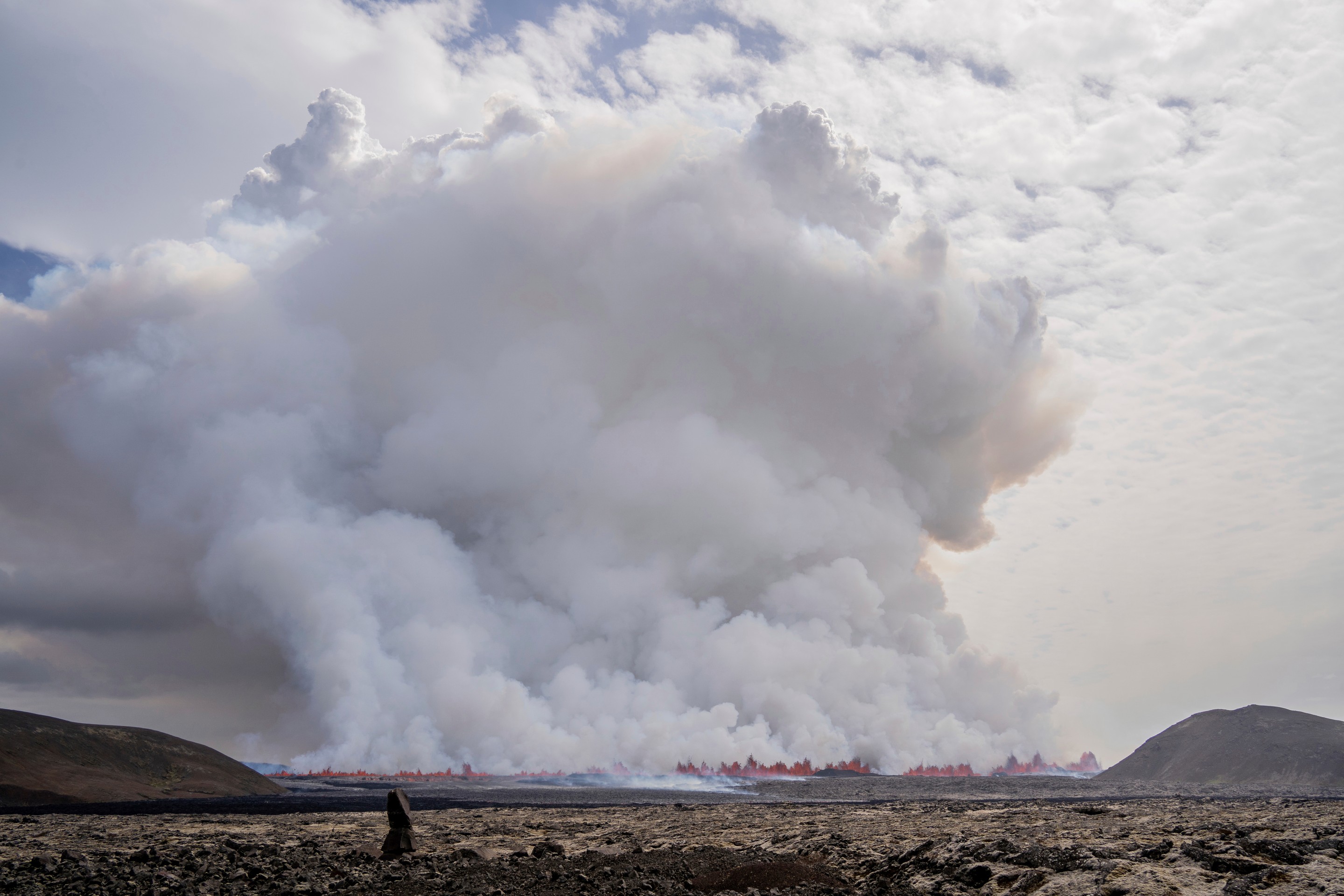 Na snímke oblak dymu sa valí pri erupcii sopky v Grindavíku na Islande.