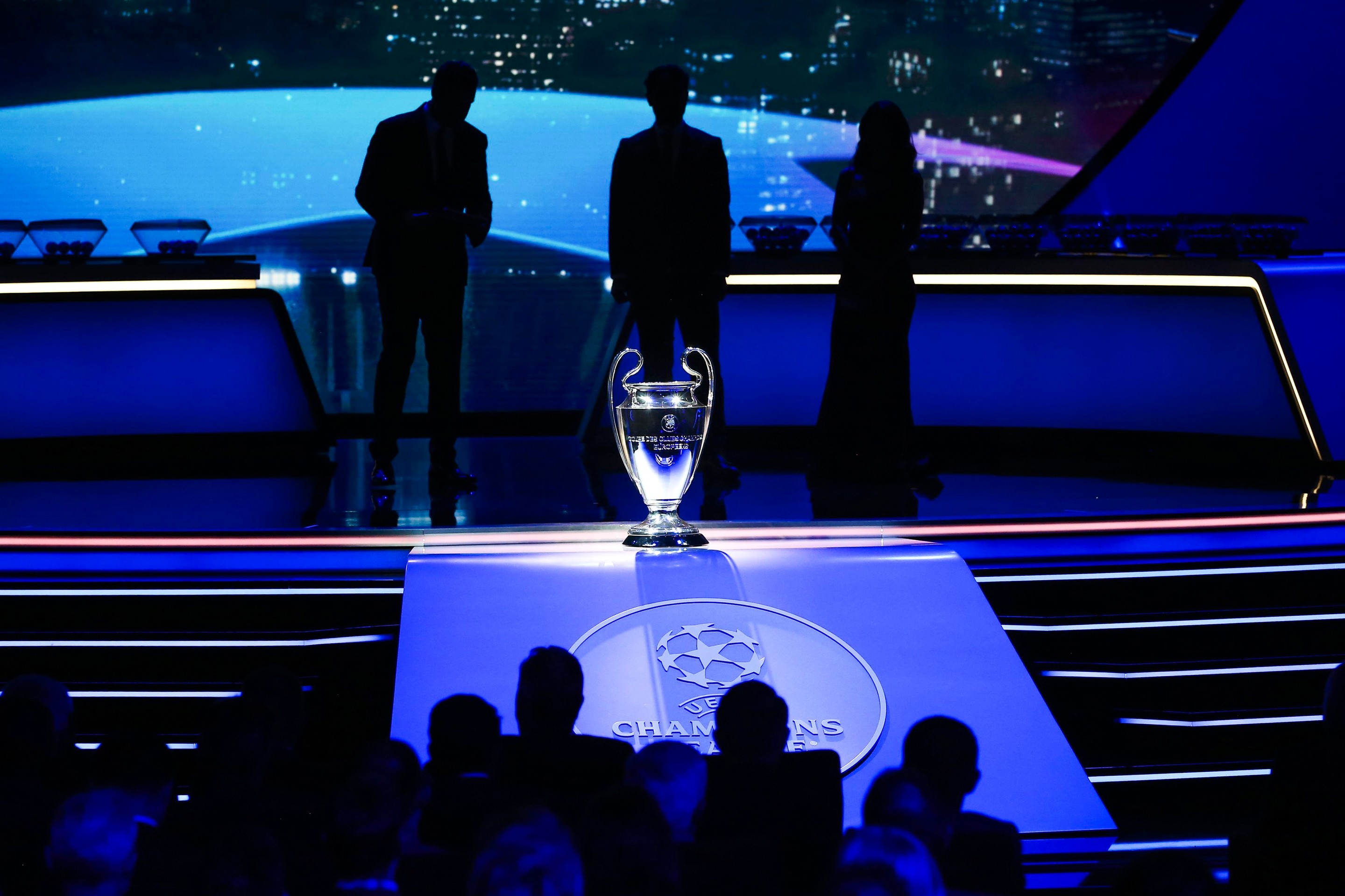 Trofej LM pred žrebom skupinovej fázy.