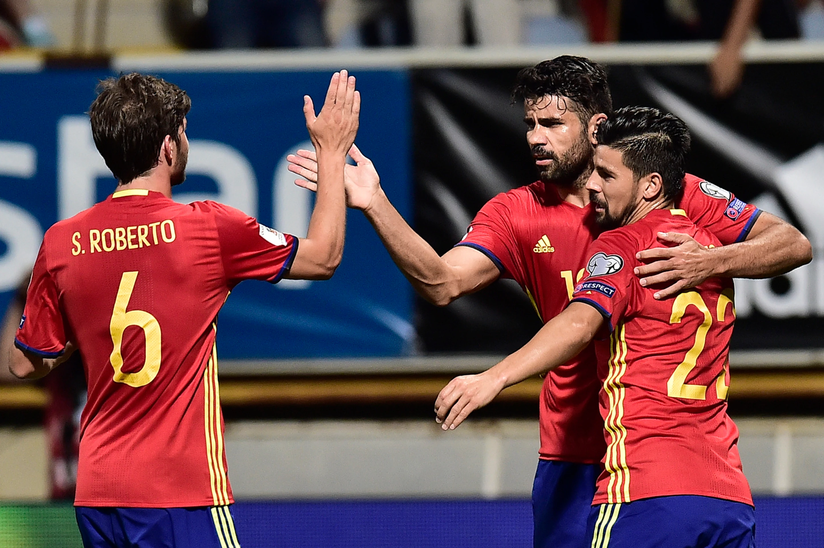 Španielska radosť v zostave zľava Sergi Roberto, Diego Costa Nolito v kvalifikačnom dueli proti Lichtenštajnsku.