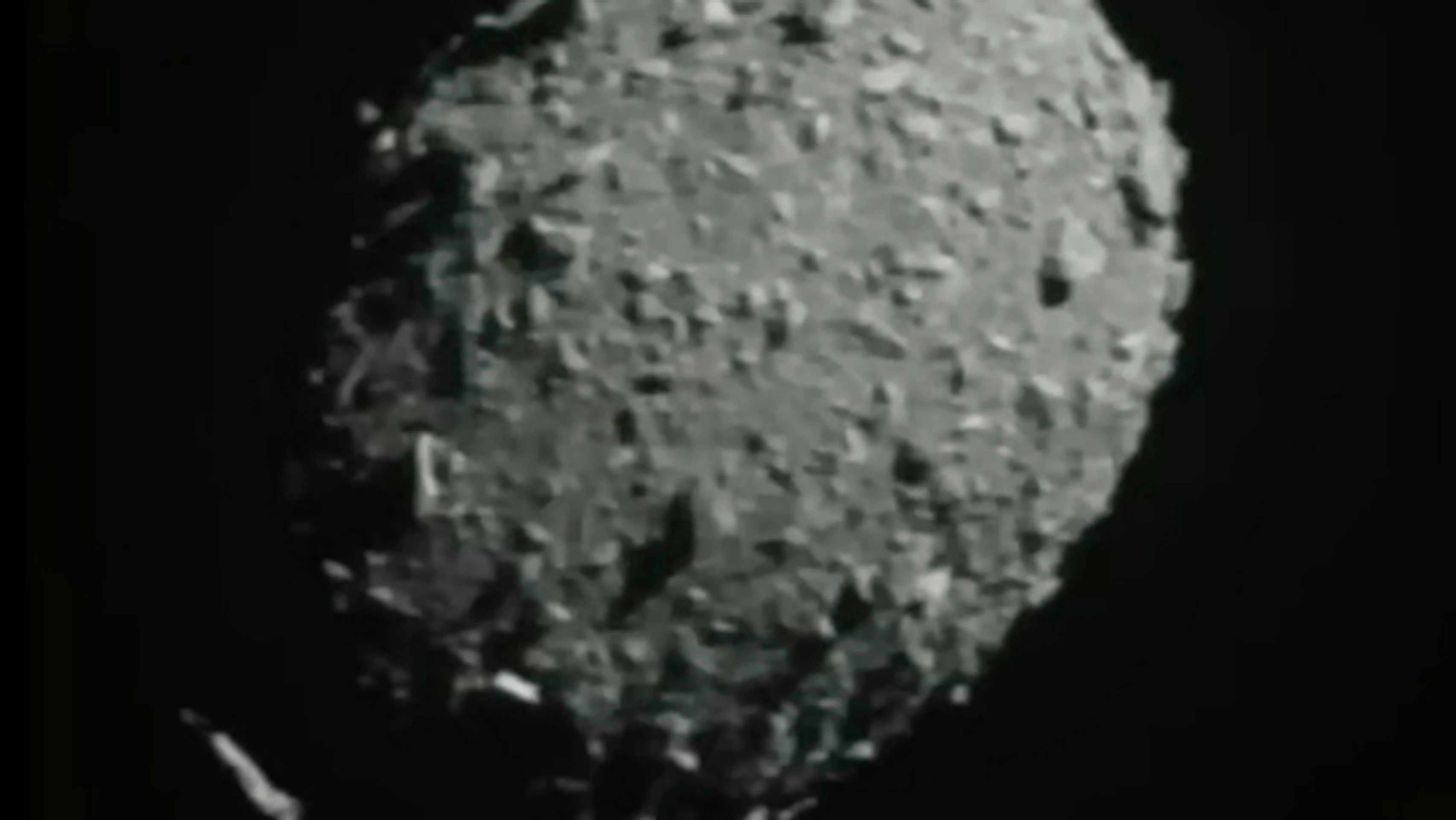 Sonda NASA sa v rámci testovacej misie úspešne zrazila s asteroidom.