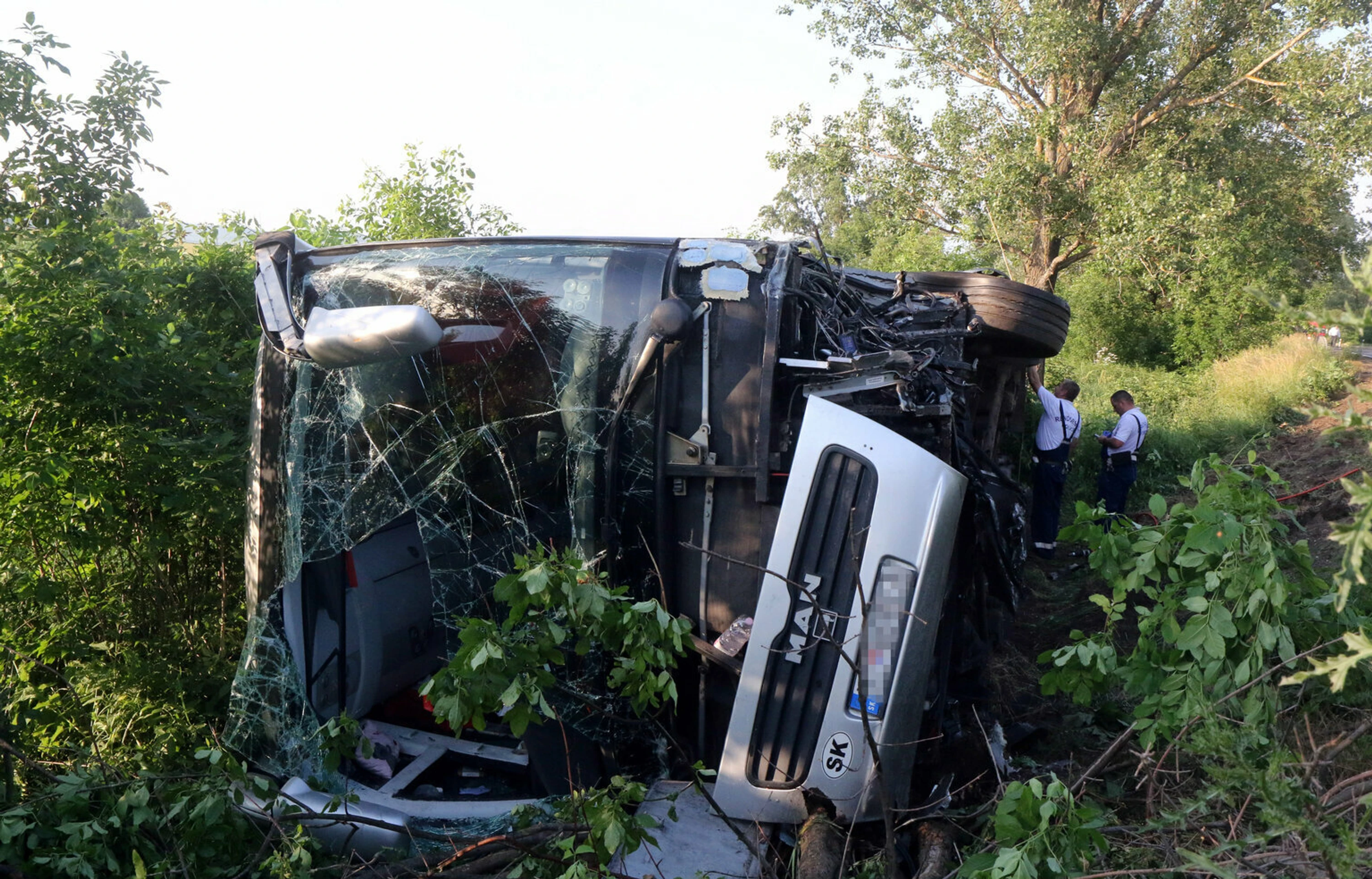 Autobus so slovenským evidenčným číslom, ktorý havaroval po zrážke s osobným autom pri obci Taktaharkány.