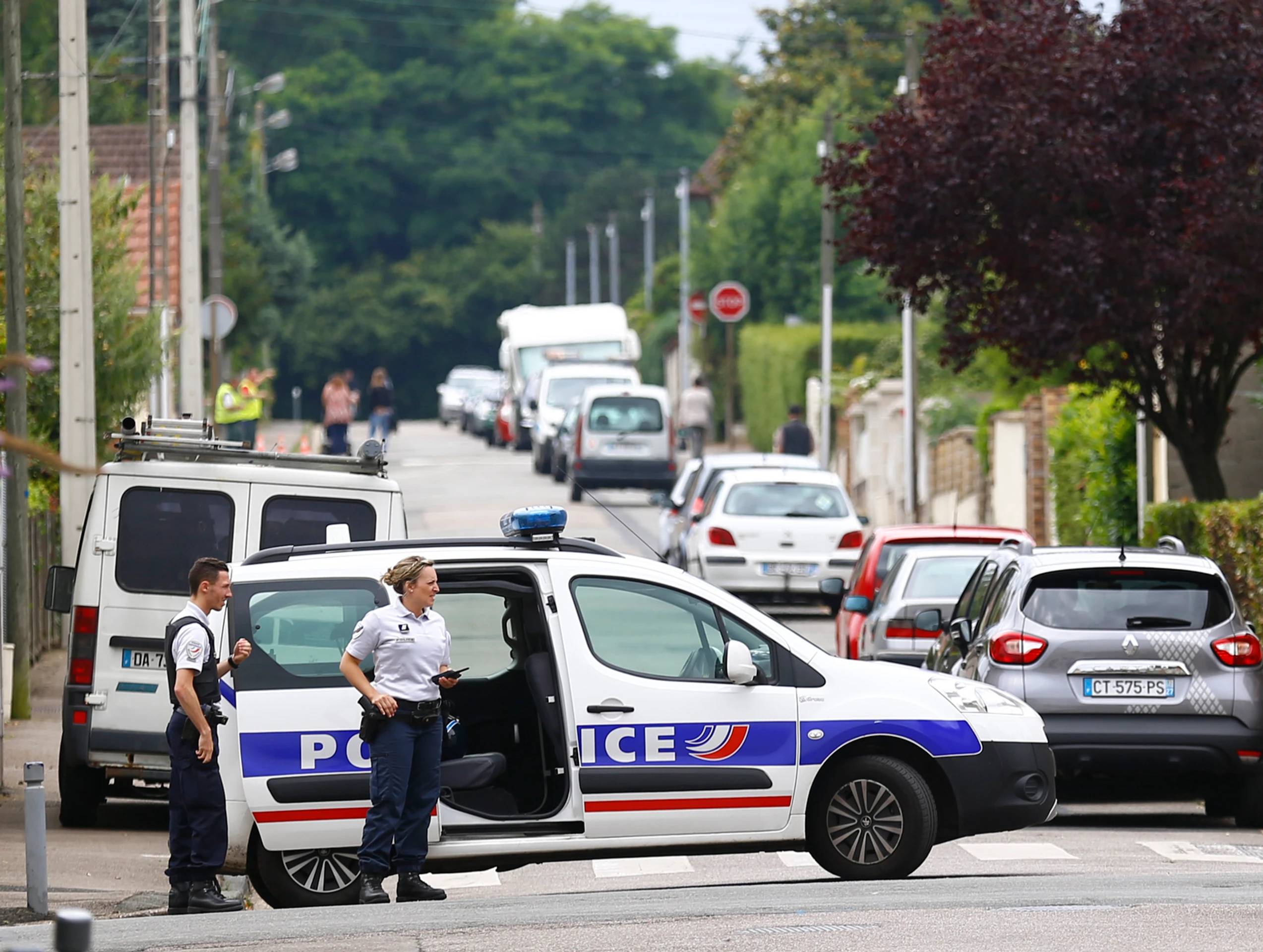 Francúzski policajti hliadkujú pred kostolom.