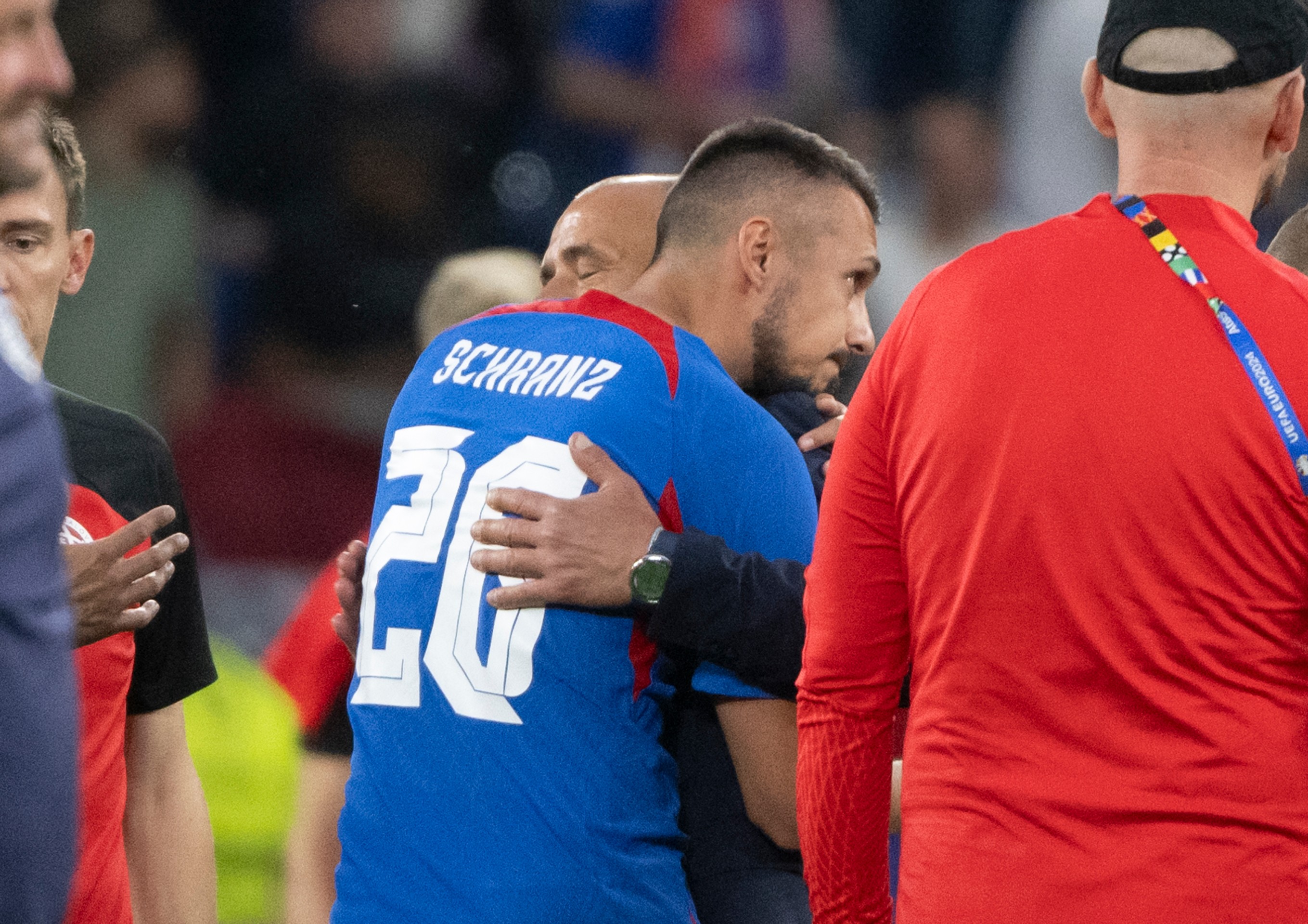 Ivan Schranz a tréner slovenskej reprezentácie Francesco Calzona sa objímajú po osemfinále ME 2024 proti Anglicku.