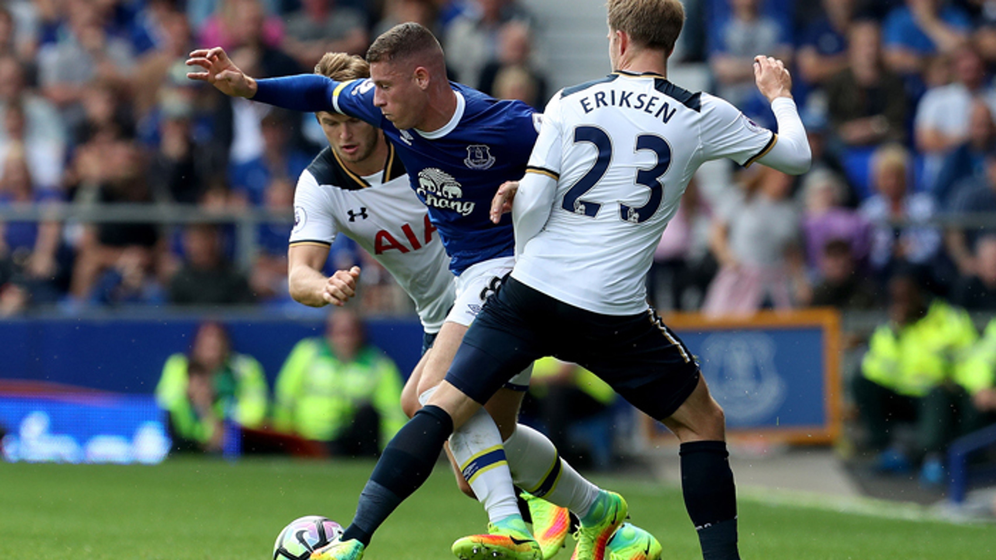 Vľavo Eric Dier a vpravo Christian Eriksen (Tottenham Hotspur) s hráčom Rossom Barkleym (Everton).