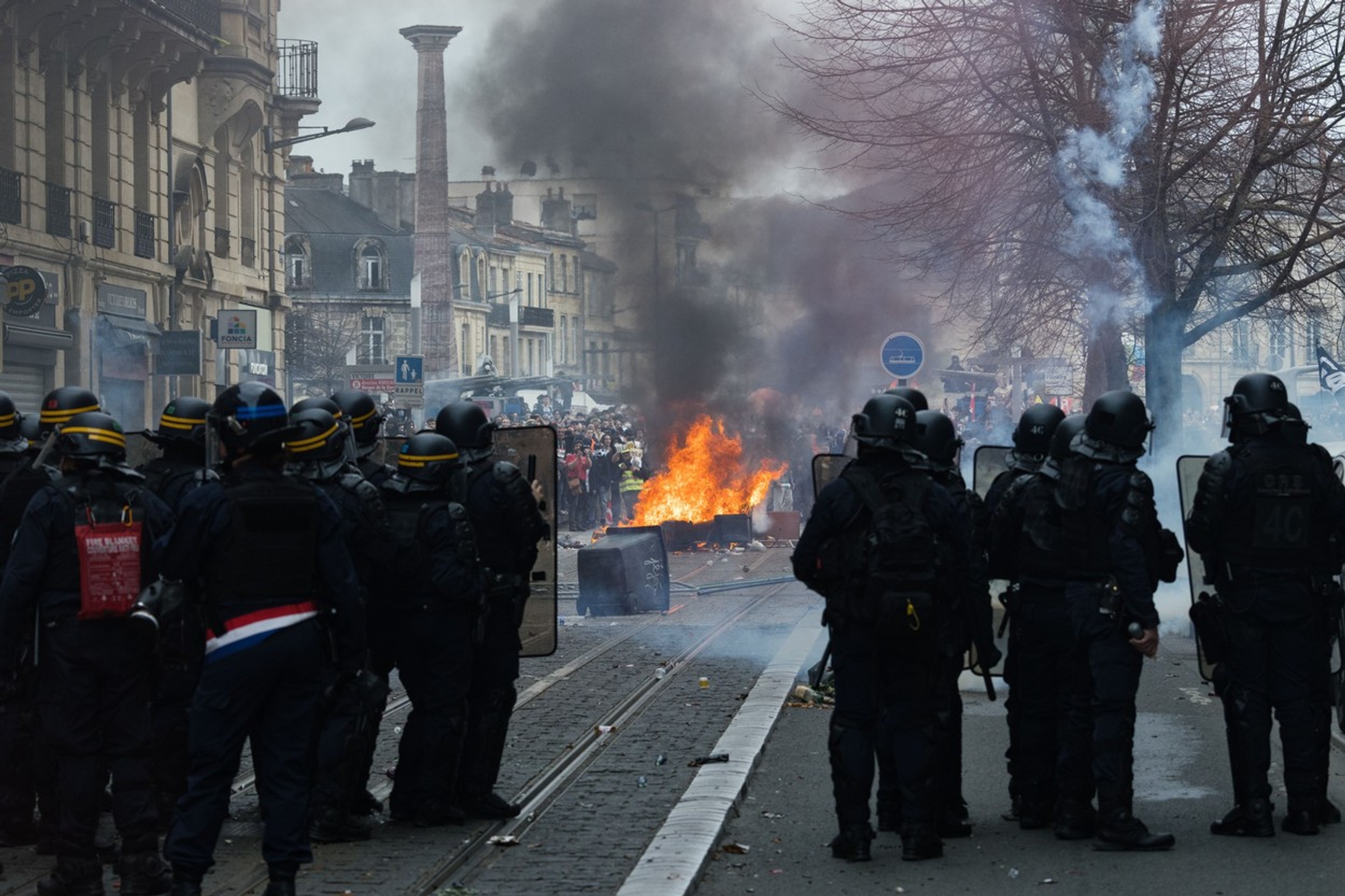 Policajti požívajú slzotvorný plyn proti protestujúcemu davu v Bordeaux.