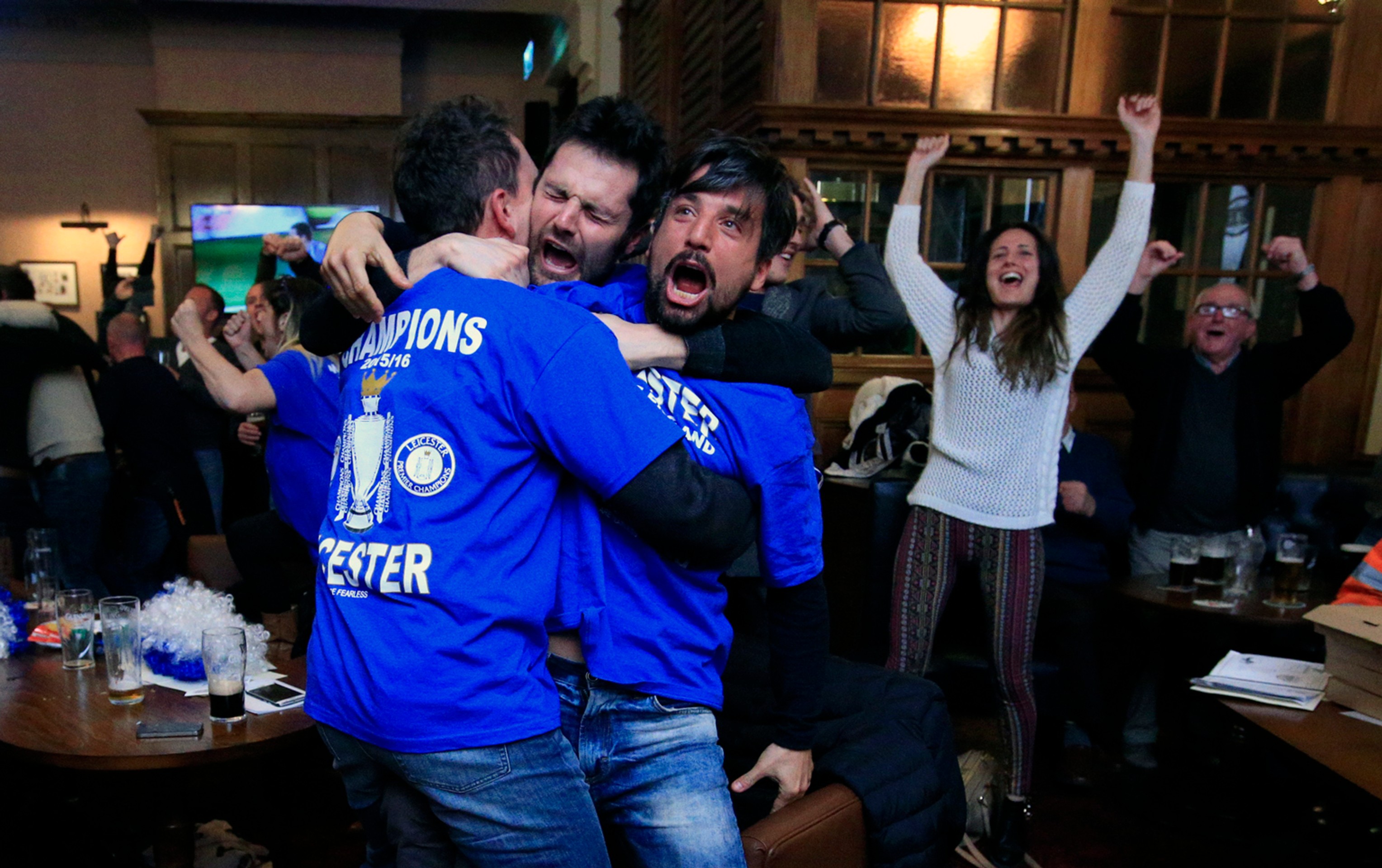 Fanúšikovia Leicester City oslavujú majstrovský titul v anglickej futbalovej Premier League.