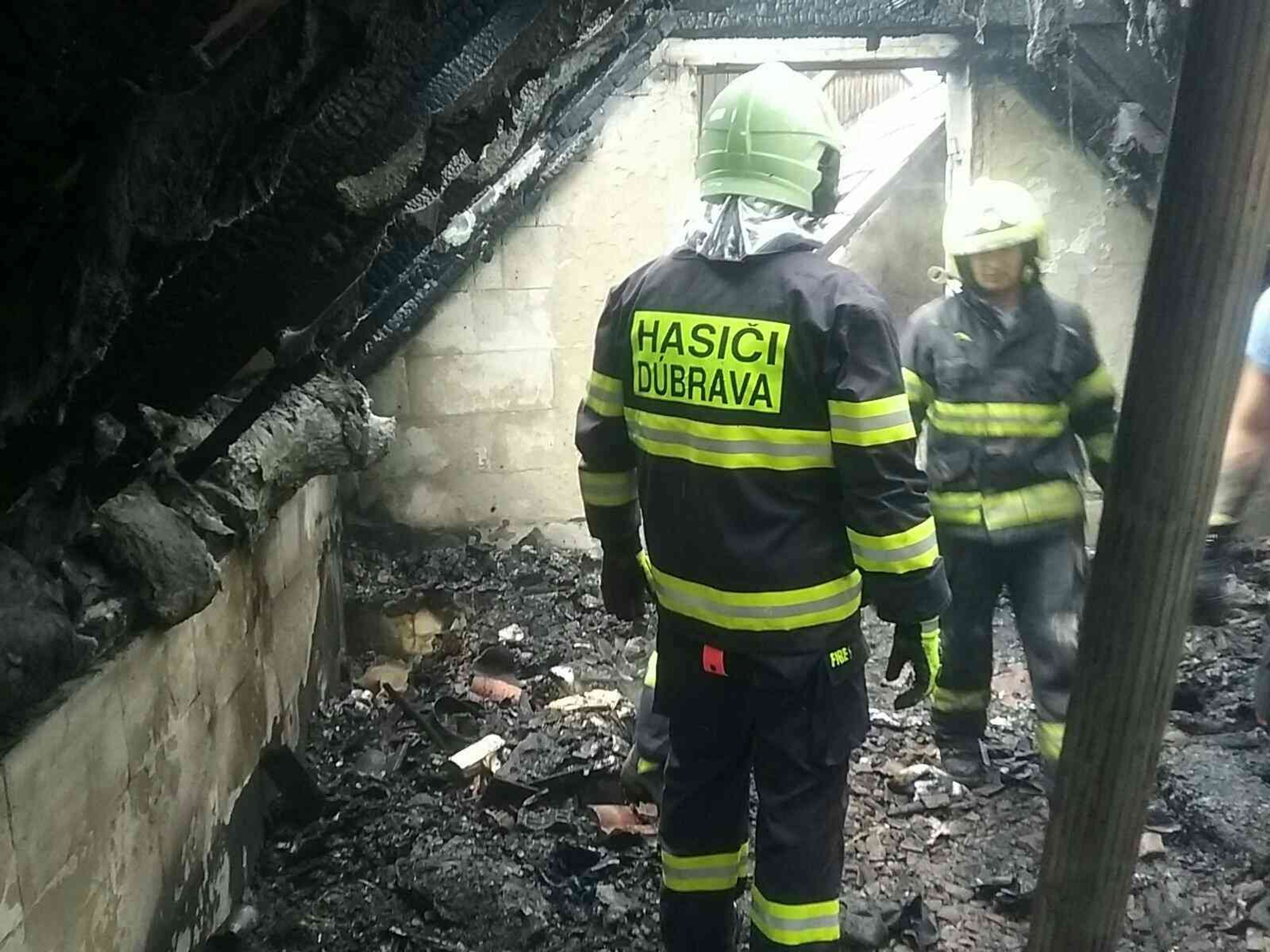 Do domu udrel blesk, zachvátili ho plamene.