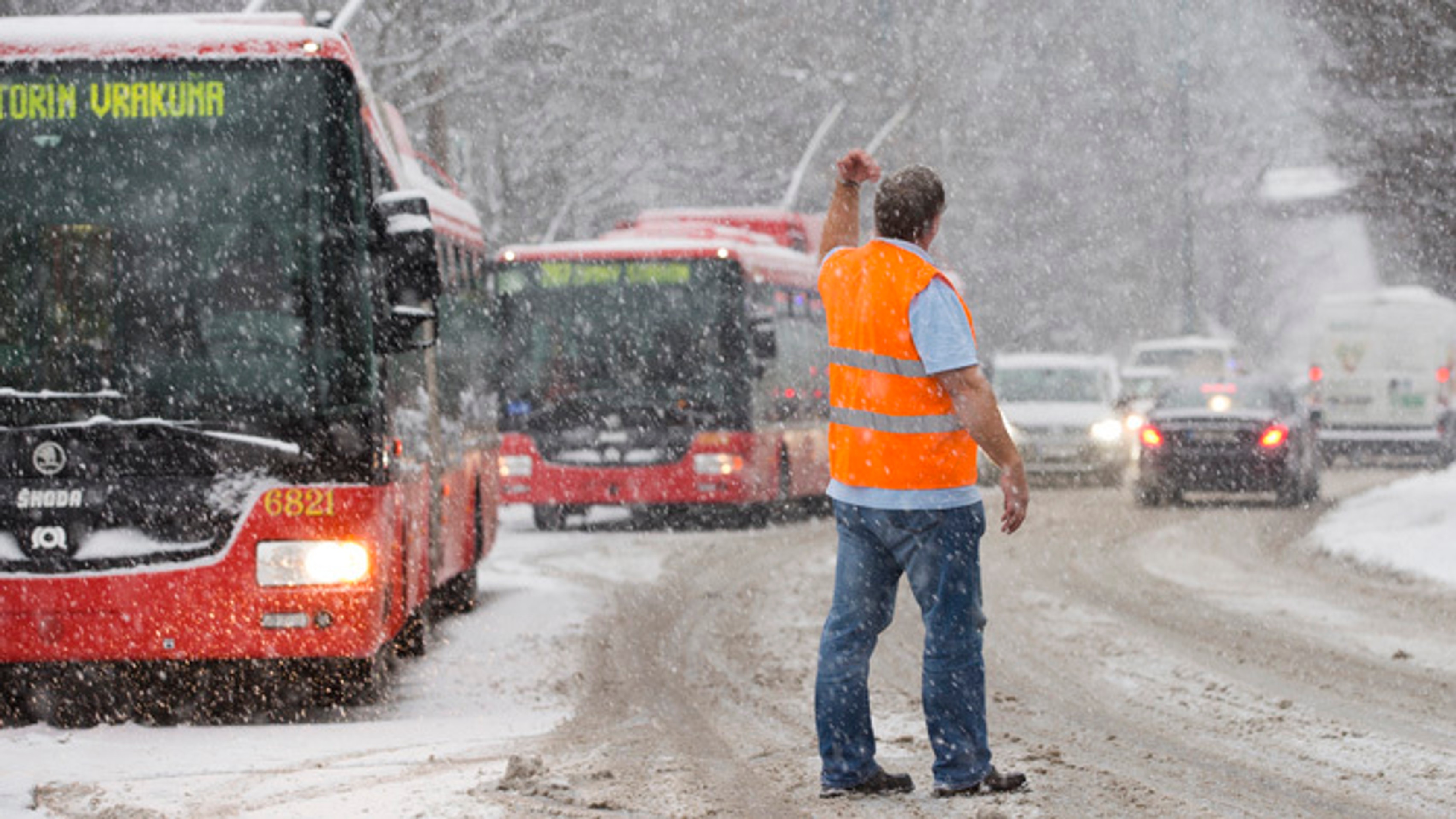 Rúben Neves z Wolverhamptonu oslavuje gól v pohárovom zápase proti Liverpoolu.