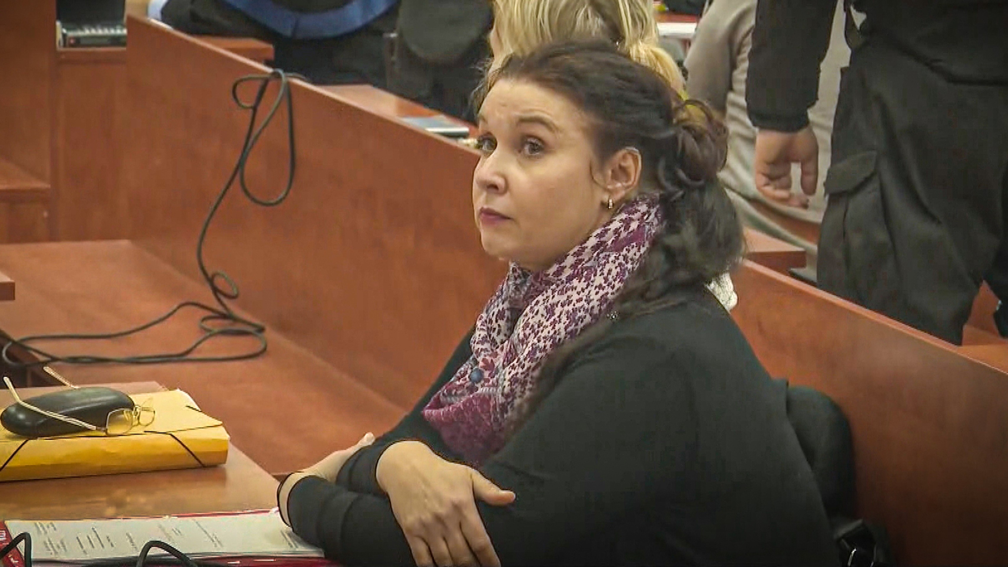 Jeden z dvoch Slovákov (s batohom na chrbte), ktorých sme priviezli z čínskehio Wu - chanu.