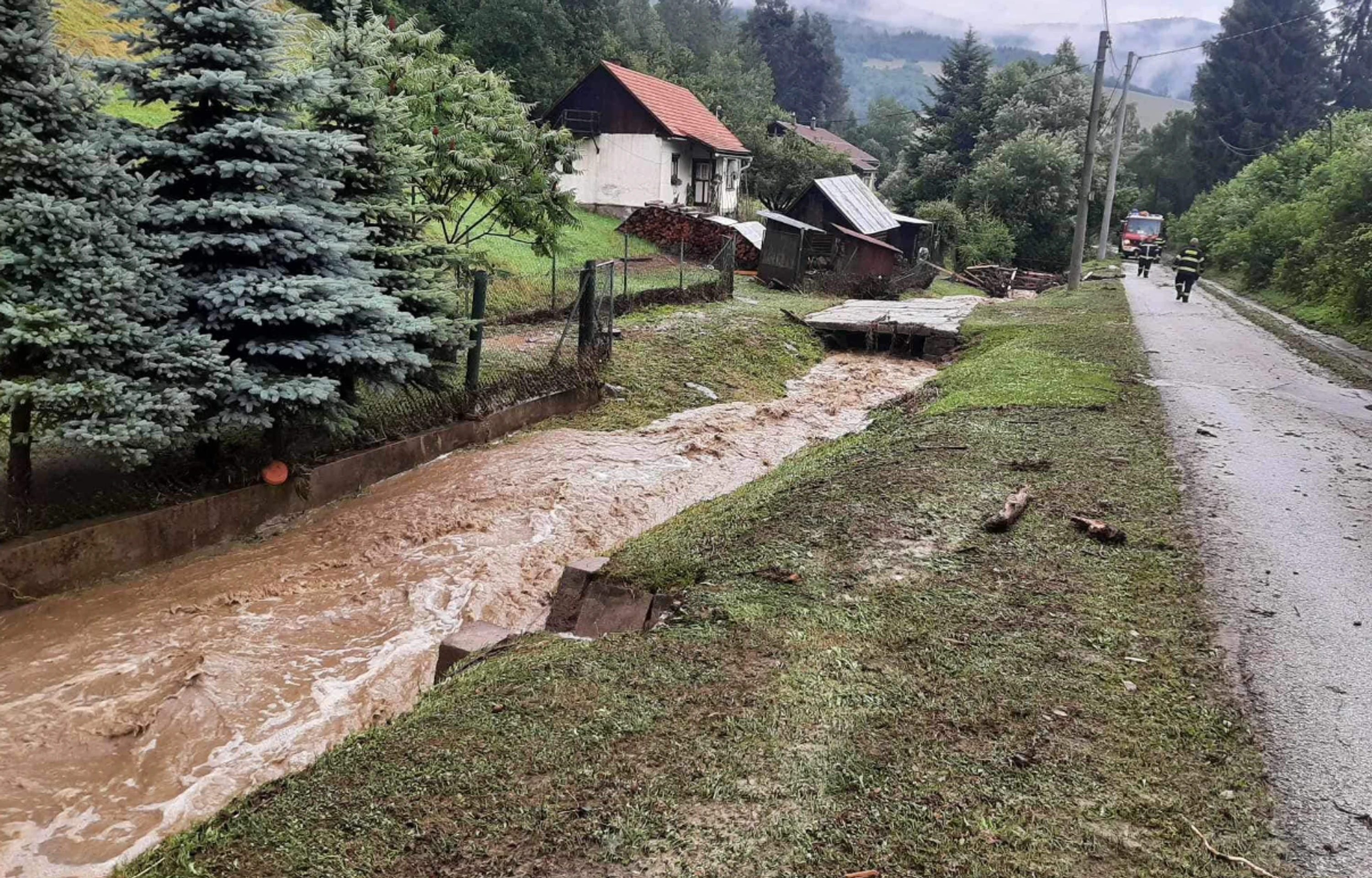 Prívalová povodeň sa prehnala obcou Mníšek nad Hnilcom.
