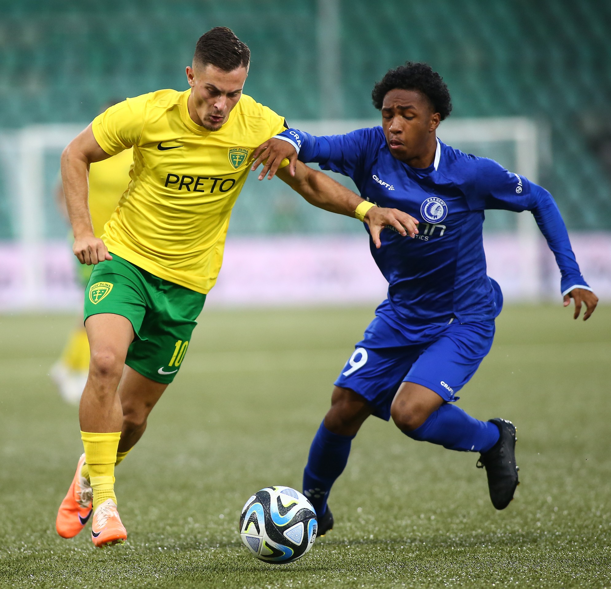 Na snímke zľava Adrián Kaprálik (Žilina) a Malick Fofana (Gent) bojujú o loptu.